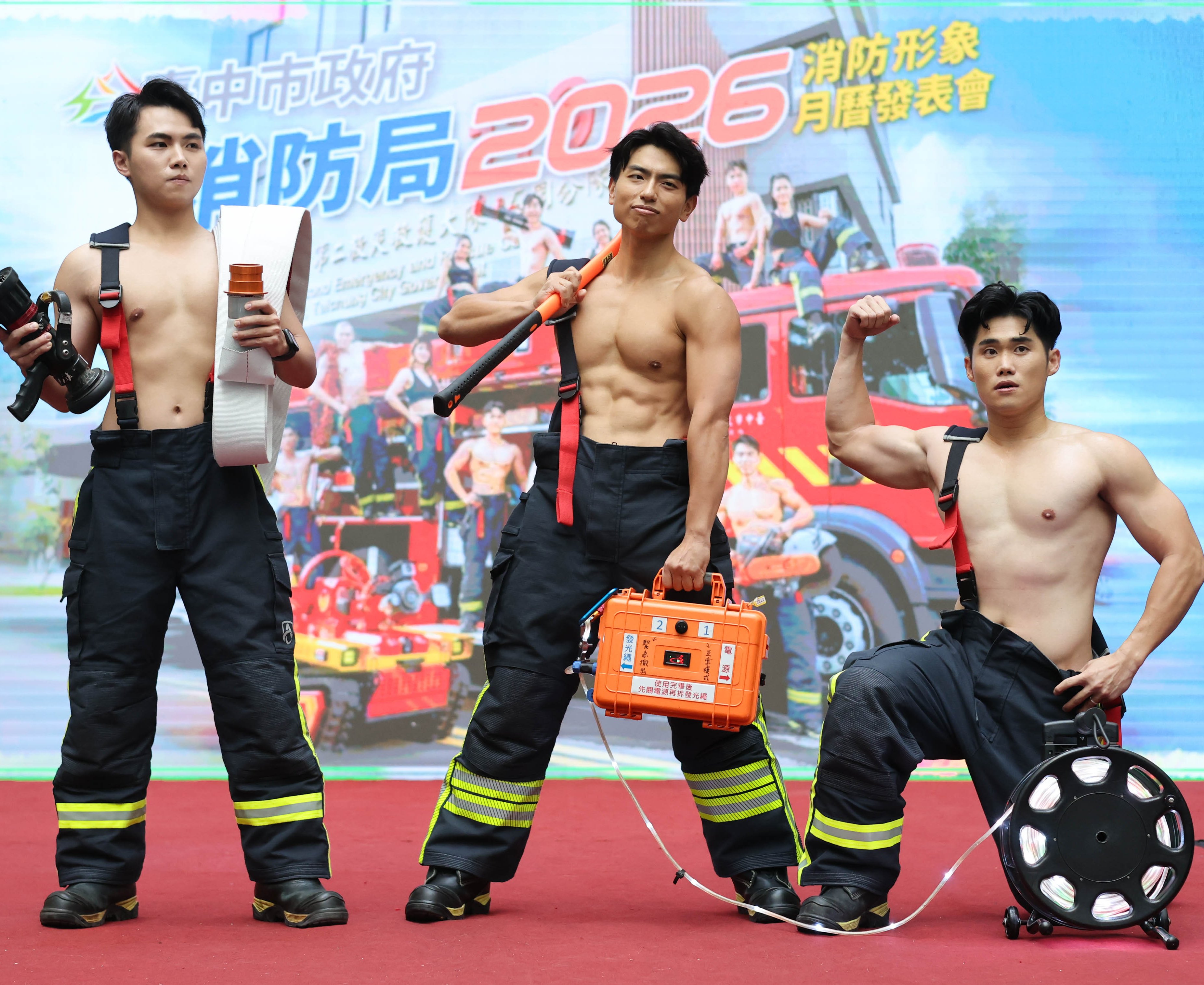 台中消防局發表2026消防形象月曆　13位形象人員展現專業暖力量　亮點封面由搜救犬隊女獸醫擔綱