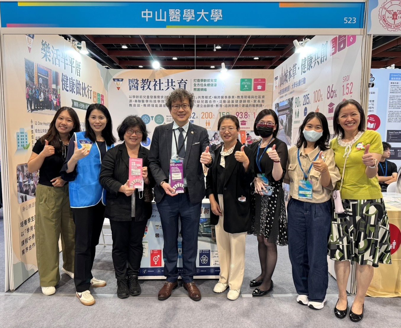 台中》中山醫大奪亞太及台灣永續行動獎兩金一銅，展出跨國醫療與社區照護成果。