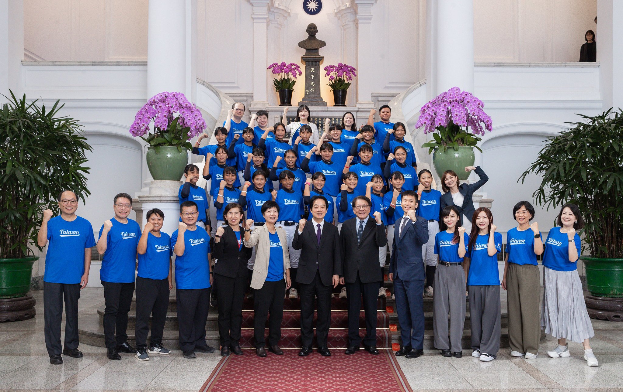 賴清德接見北投國中女子壘球世界冠軍隊　承諾運動部成為選手最強靠山   推動性別平權與全民運動