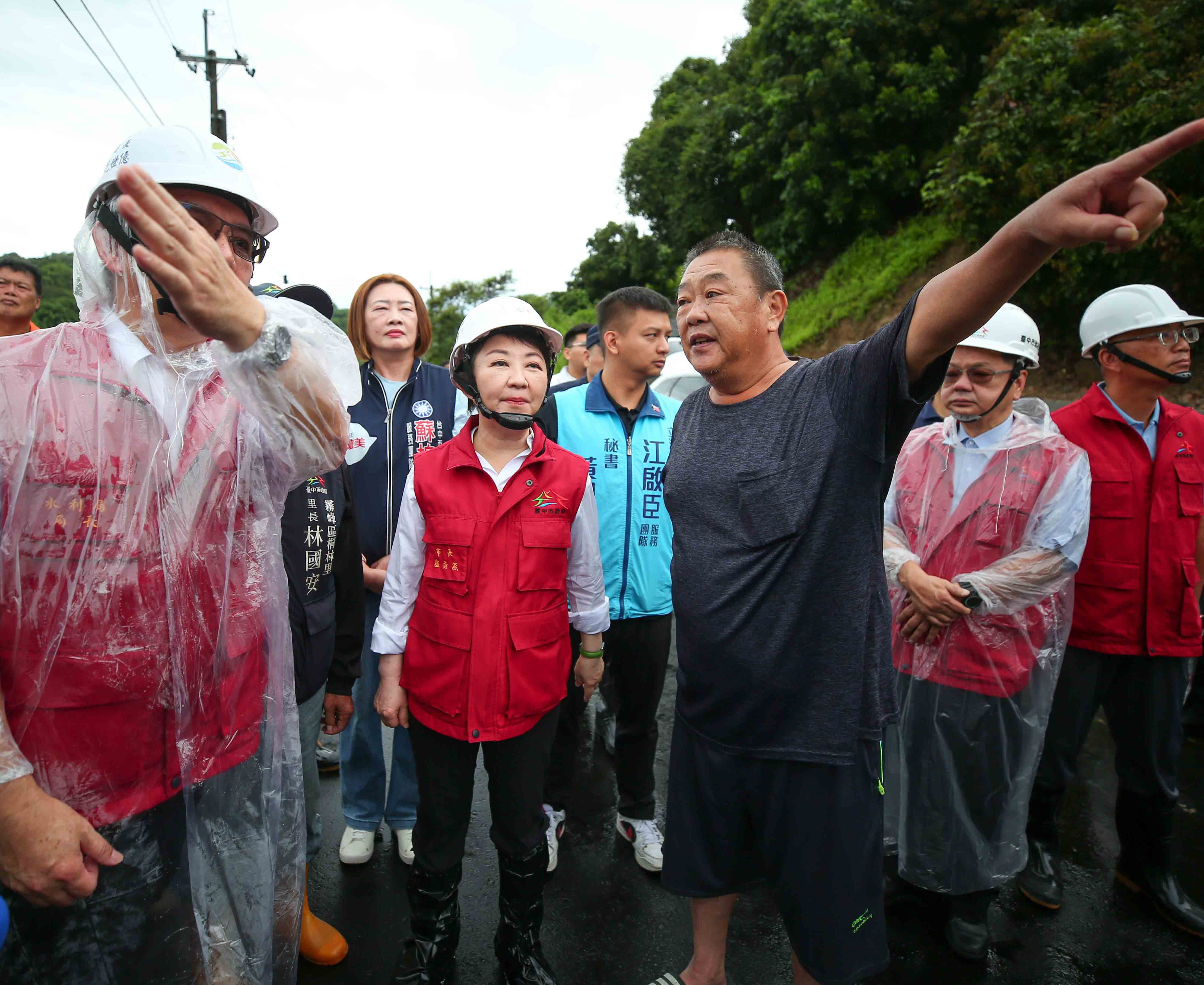 台中》盧秀燕視察霧峰暗坑巷復建工程與防汛整備 承諾協助果農修築道路