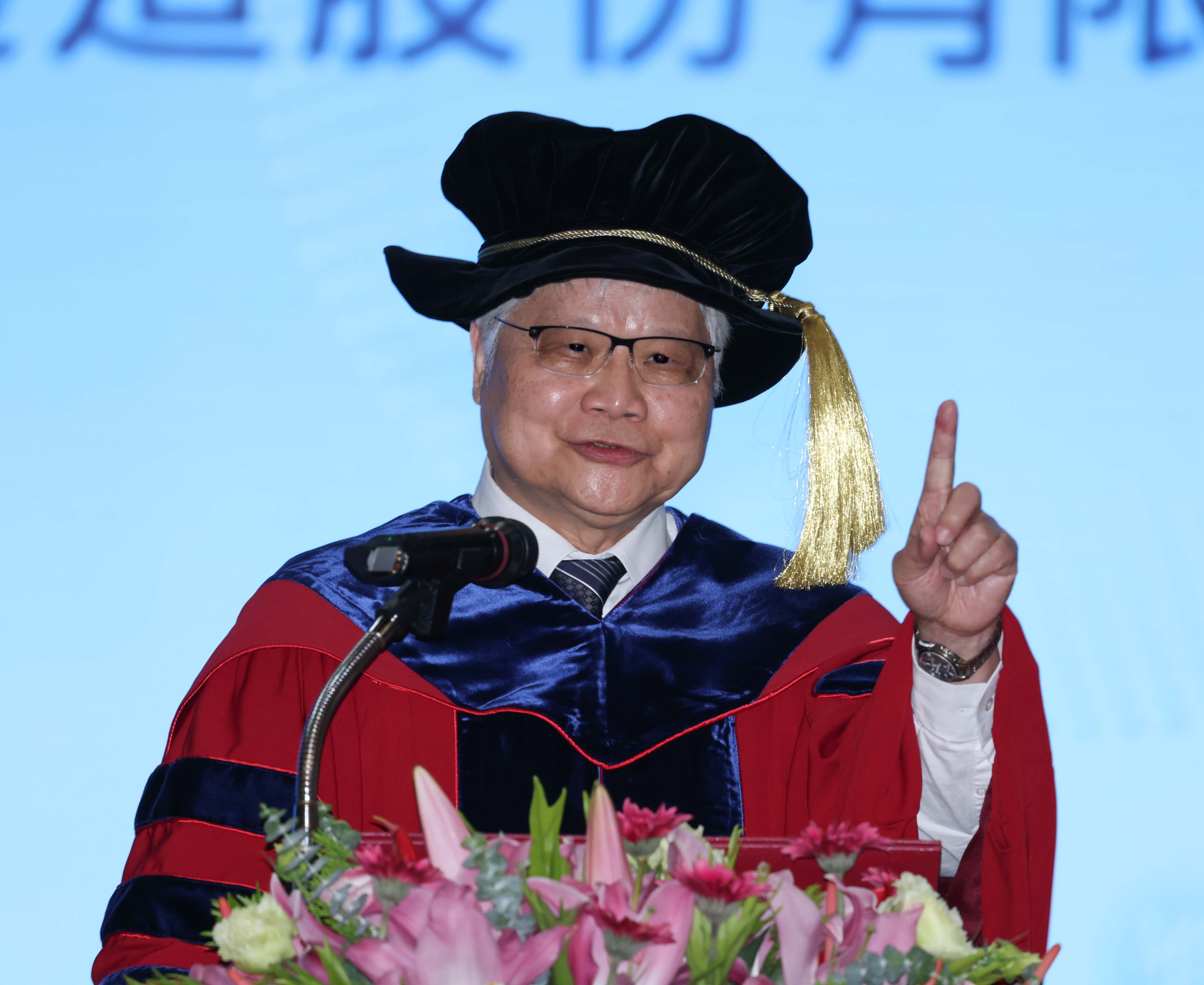 魏哲家獲頒亞大榮譽博士！幽默開講：95% 感冒靠 AI、5% 靠中國附醫，家裡機器人「非台積電晶片不可」