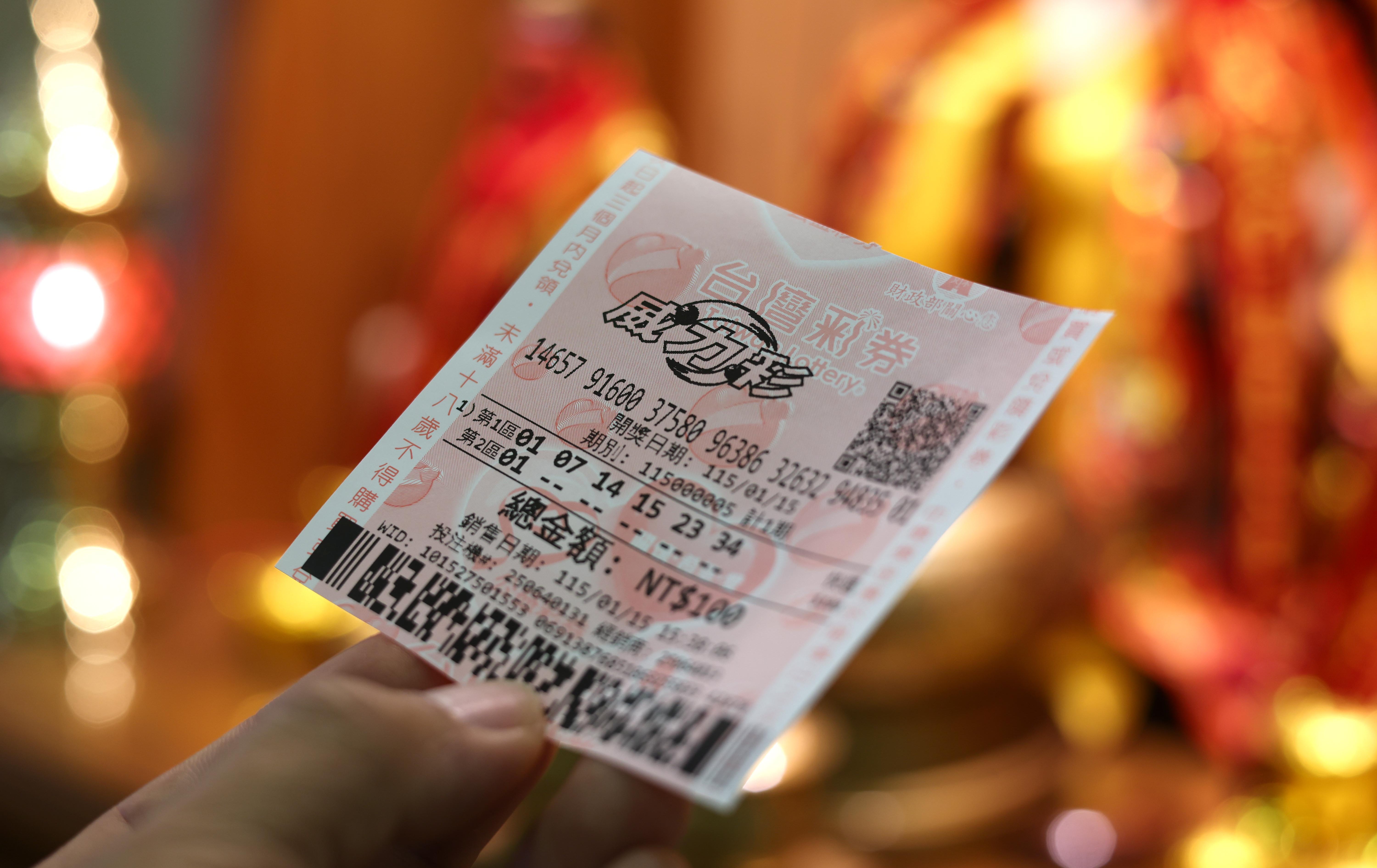 財神到我家》寒流擋不住奪金熱！威力彩頭獎上看6.3億　彩迷：做個「發財夢」全身都暖了