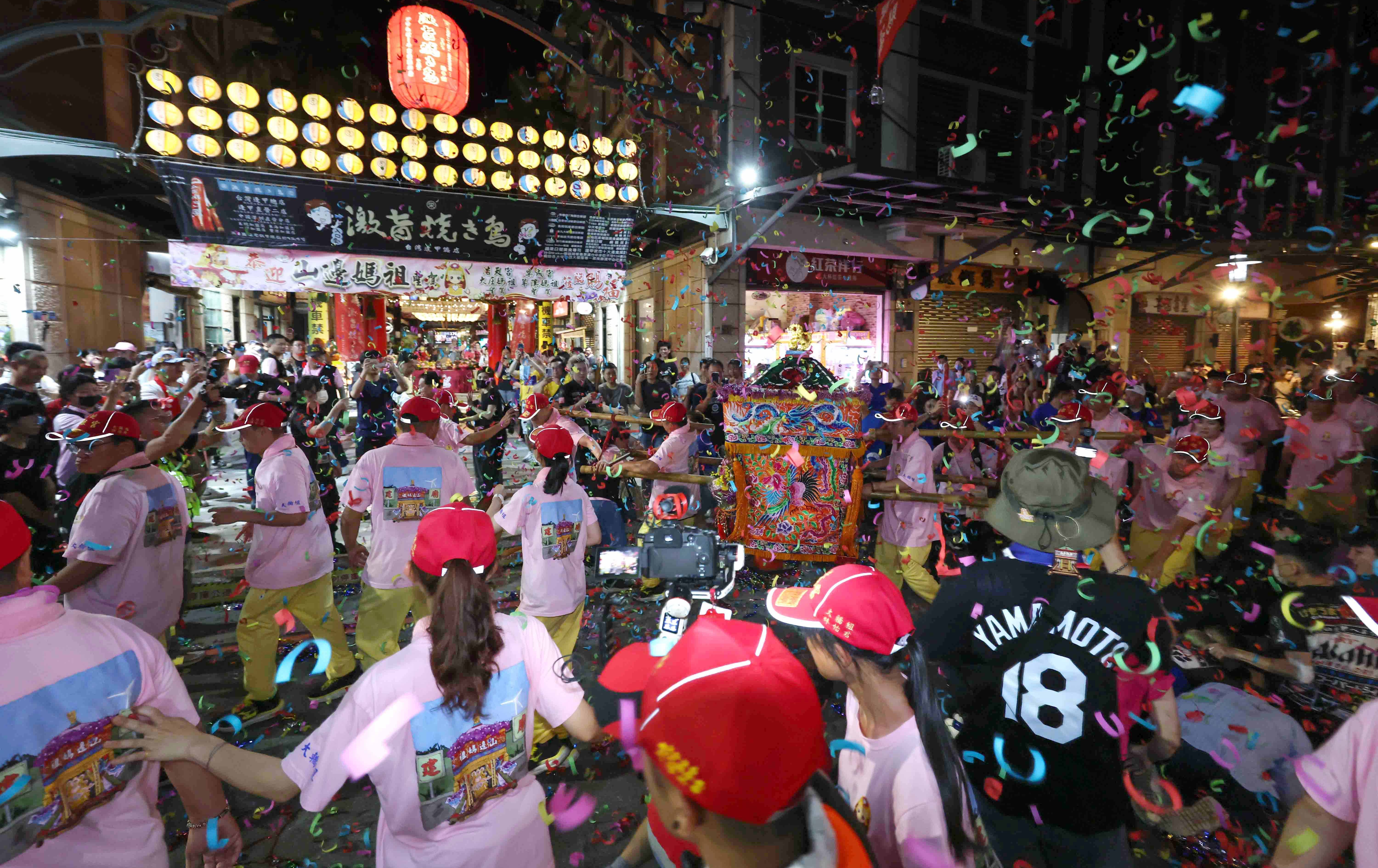 夜市變廟會！山邊媽、旱溪媽、大庄媽三媽首度齊巡逢甲 萬人爭躦轎底響徹夜空
