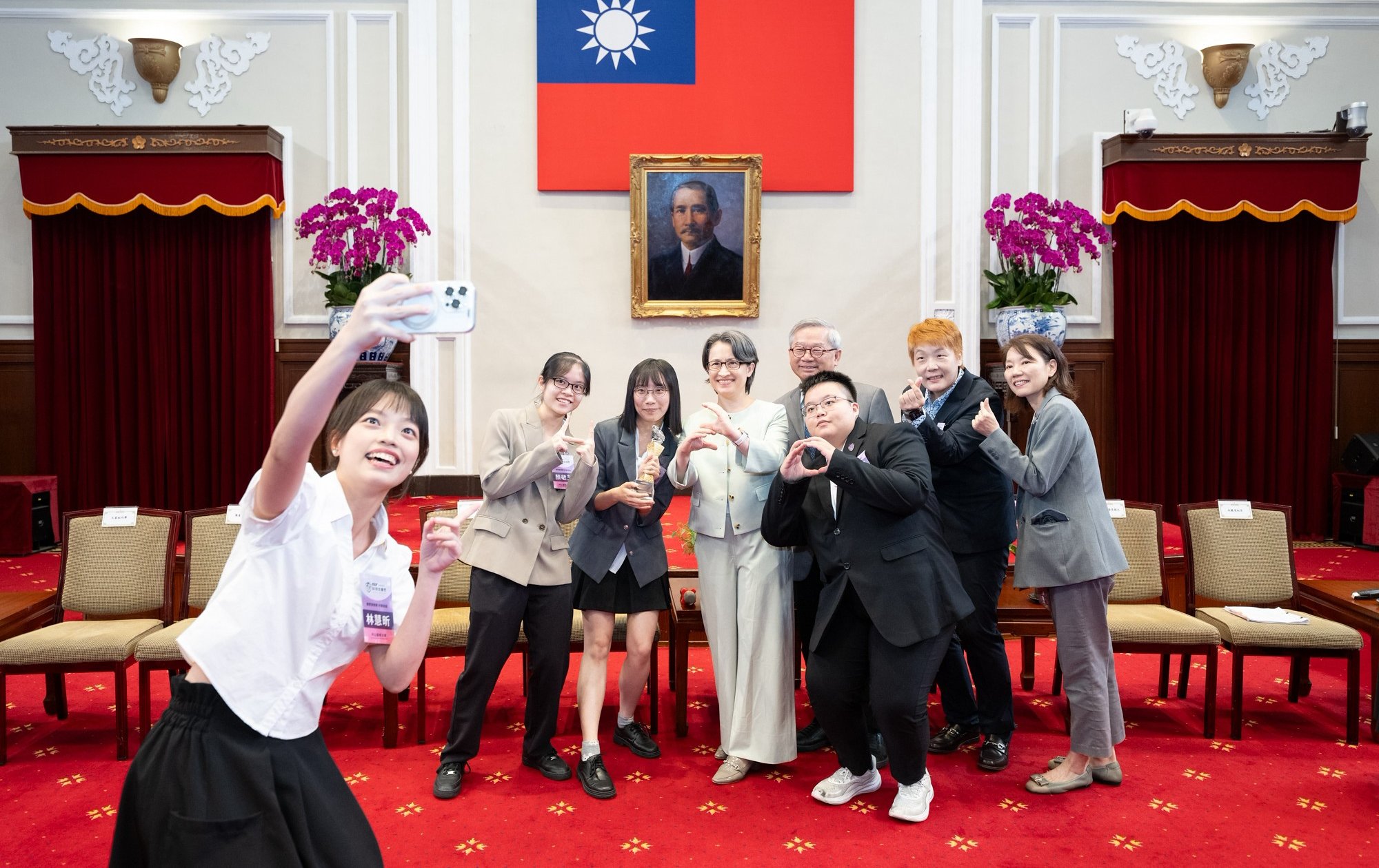 台北》蕭美琴接見科技女婕思合照自拍 盼科技應用以人為本促進社會進步