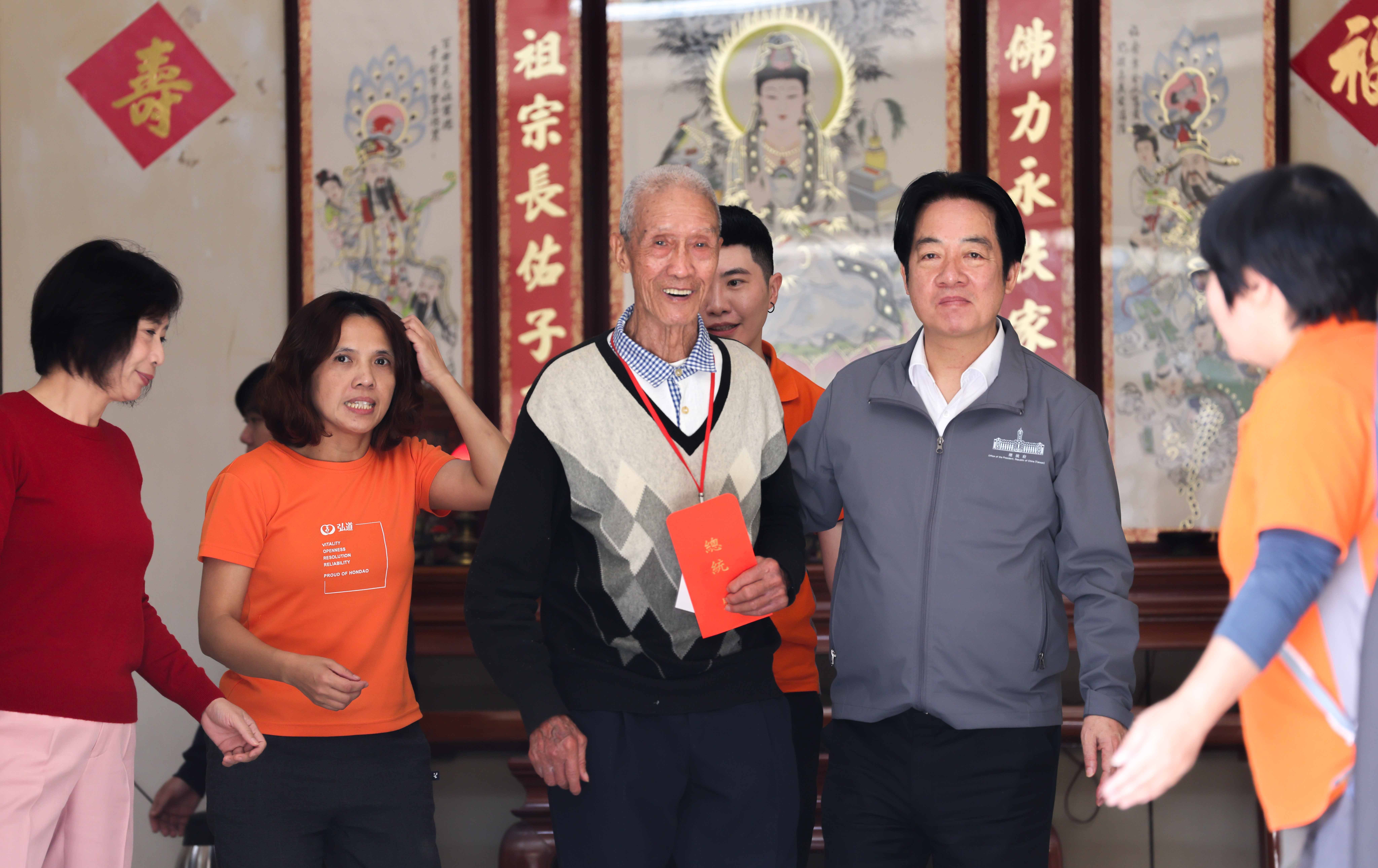 歲末寒冬送暖台中山城　賴清德陪獨老圍爐做紅龜粿憶母親