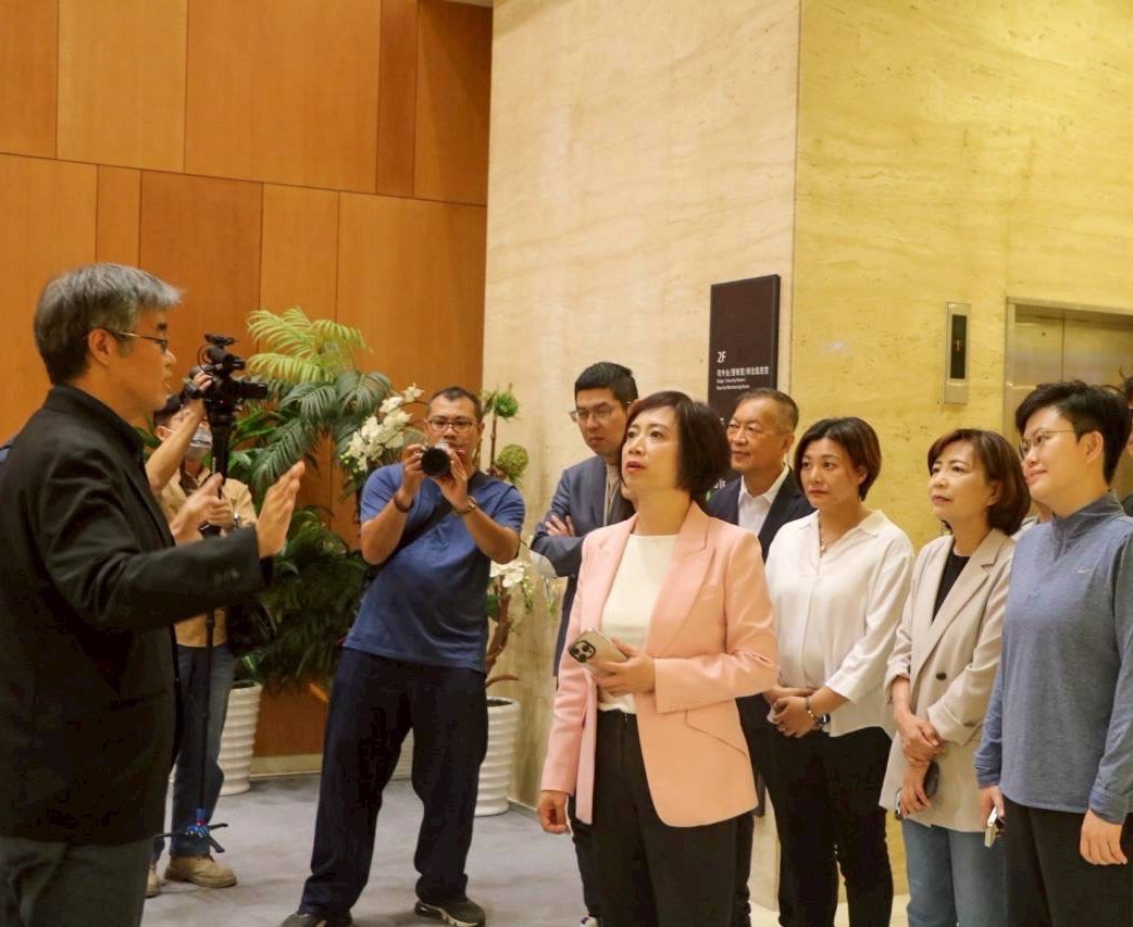 何欣純率團考察高雄世運主場館 盼借鏡「演唱會經濟」為台中打造展演新藍圖