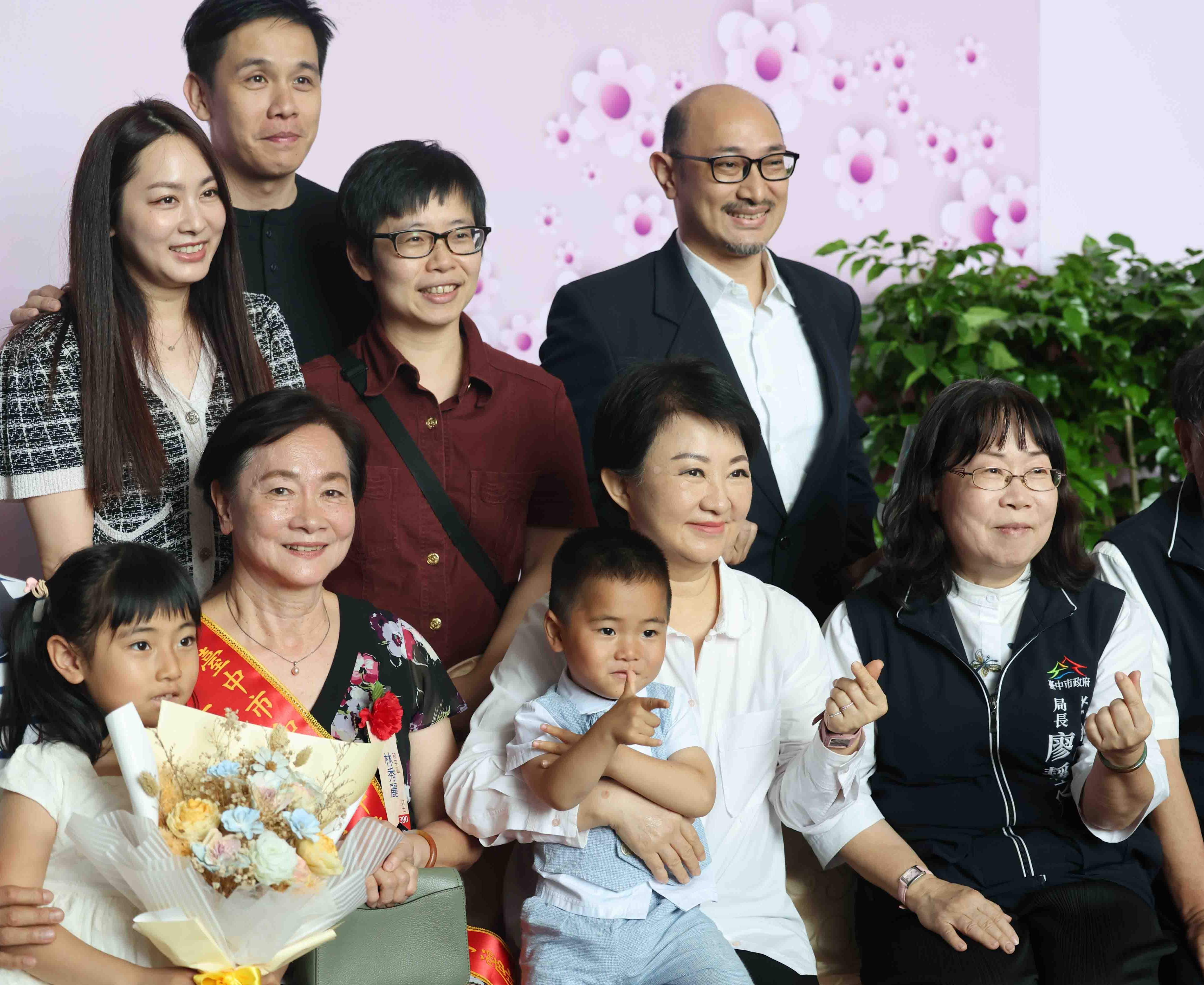 百歲人瑞領航母愛光輝 盧秀燕感佩模範母親如「桶箍」凝聚家庭