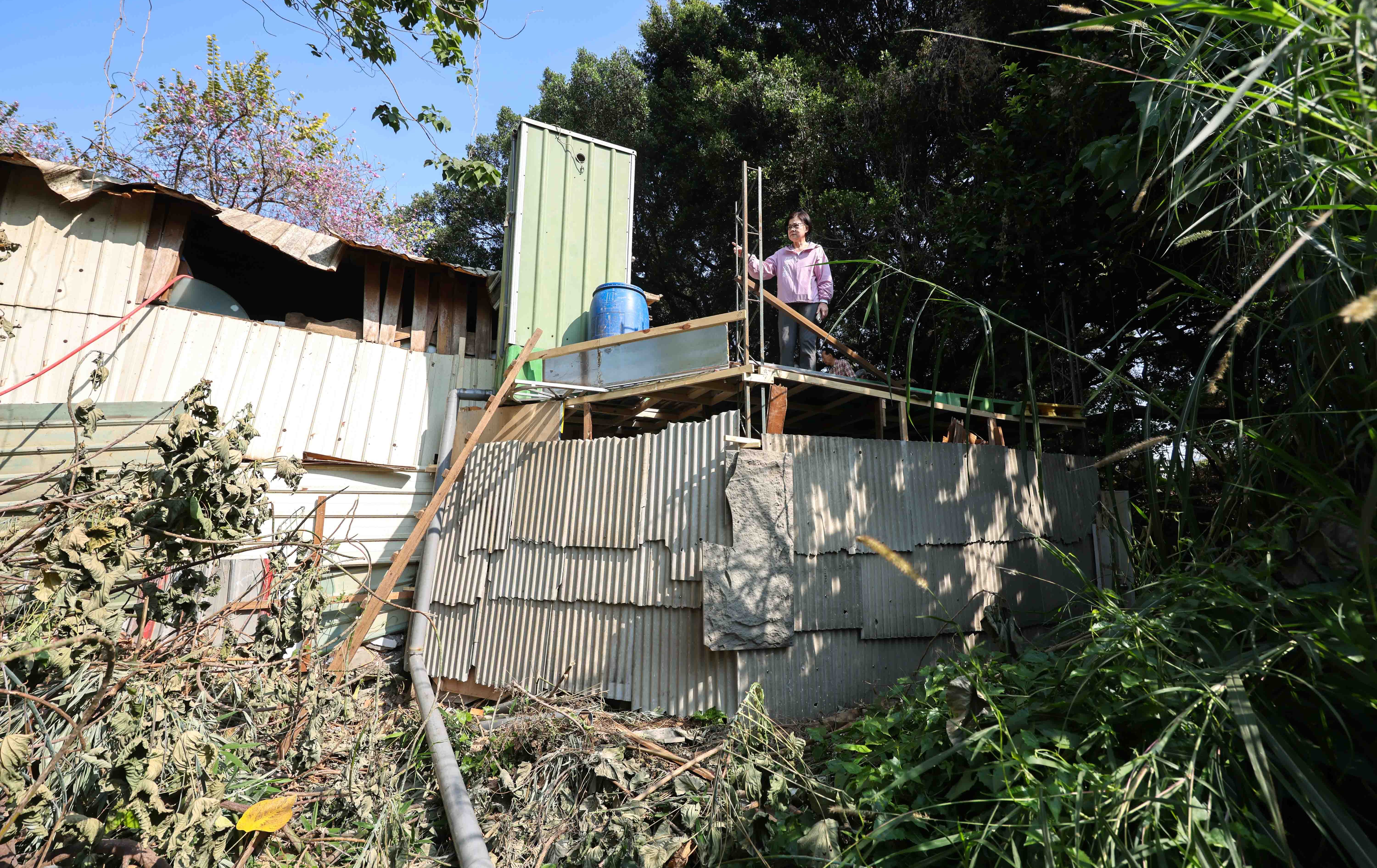 大里旱溪驚現「垃圾地基」！不肖業者違法回填裝潢廢棄物，議員怒批：罔顧人命