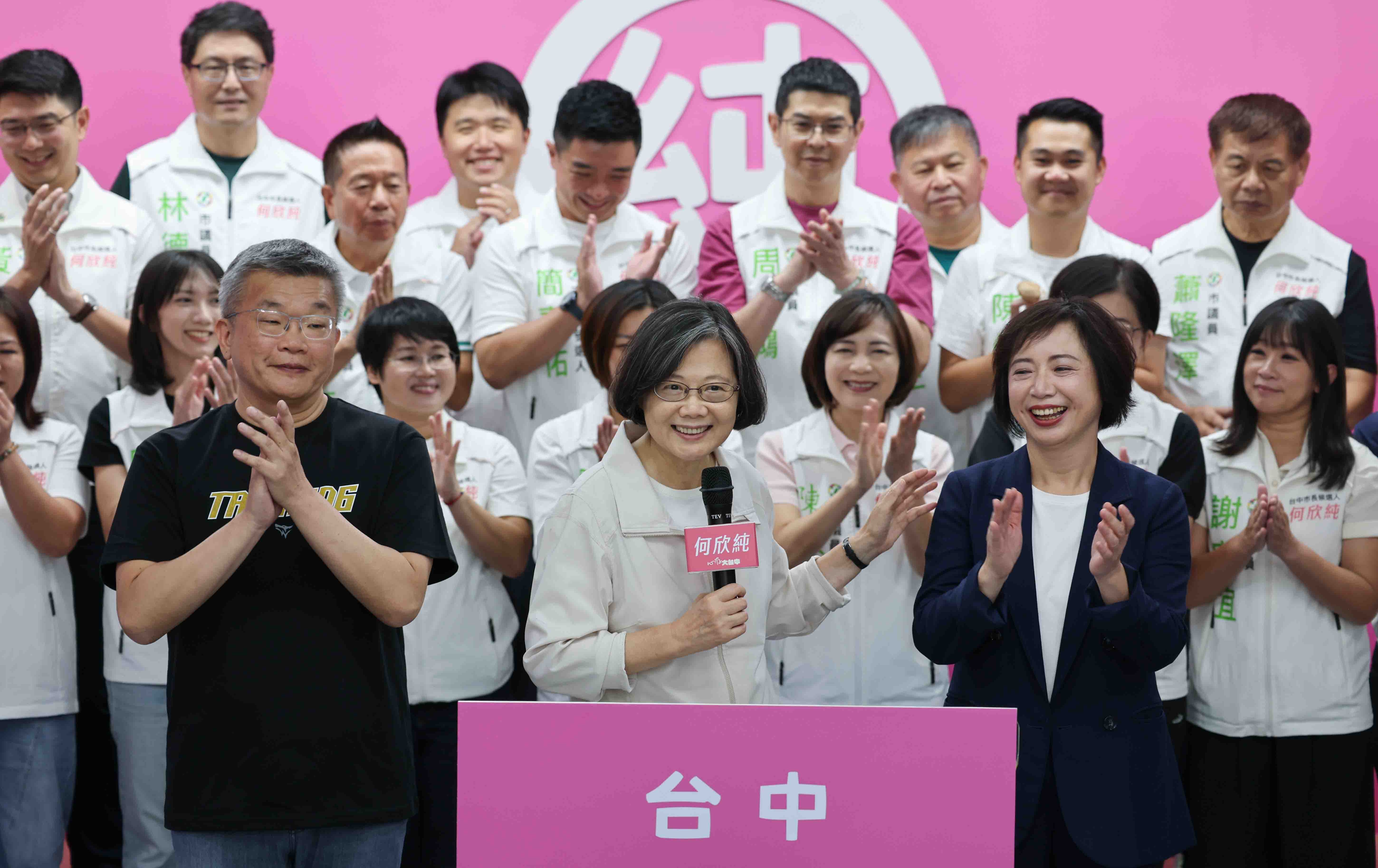 台中》辣台妹旋風掃台中！小英開箱競總秒變粉絲會 議員嗨喊「我愛你」成最強吸票機