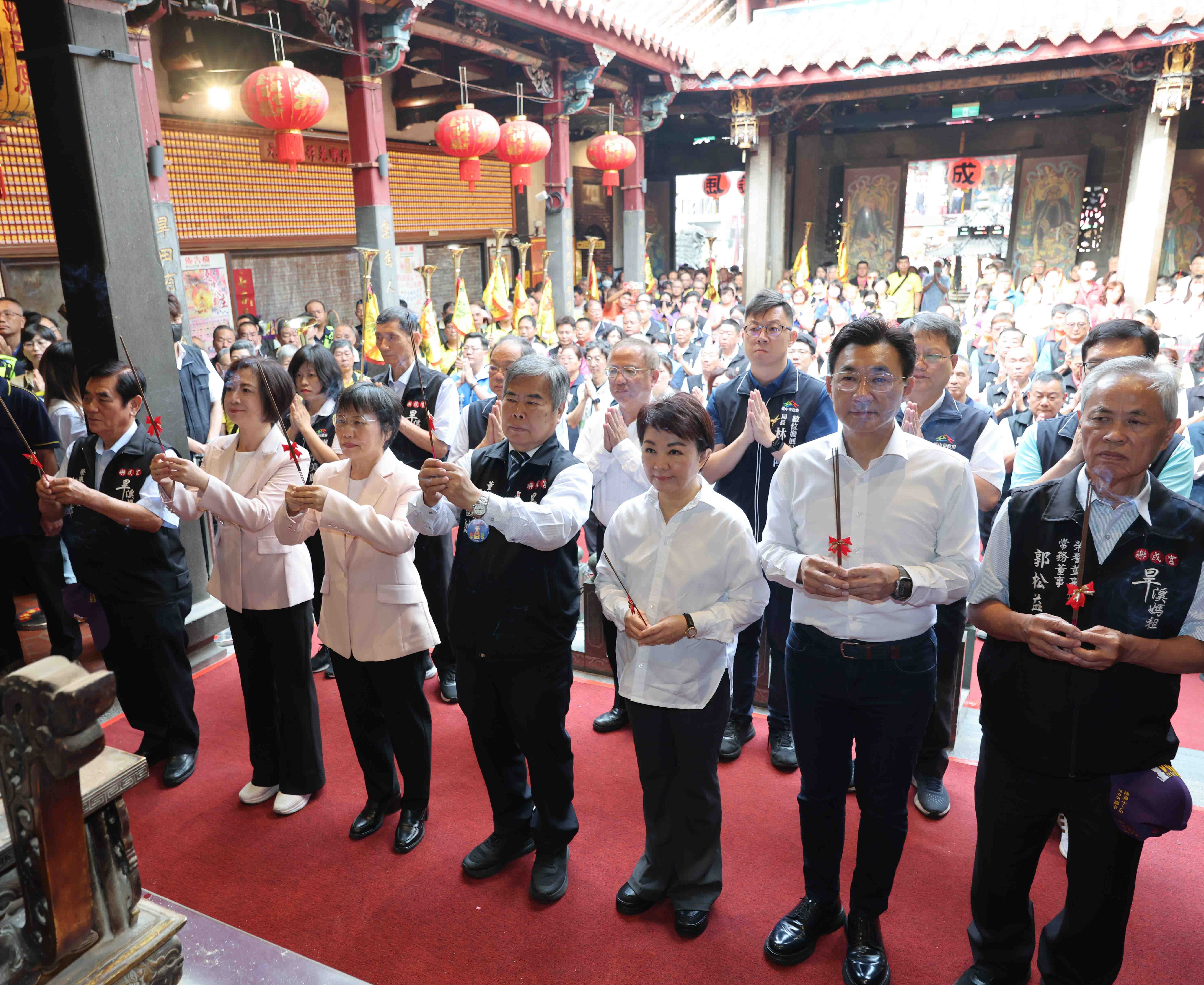 旱溪媽祖遶境十八庄起駕：江啟臣、何欣純同框「比鄰而站」成焦點