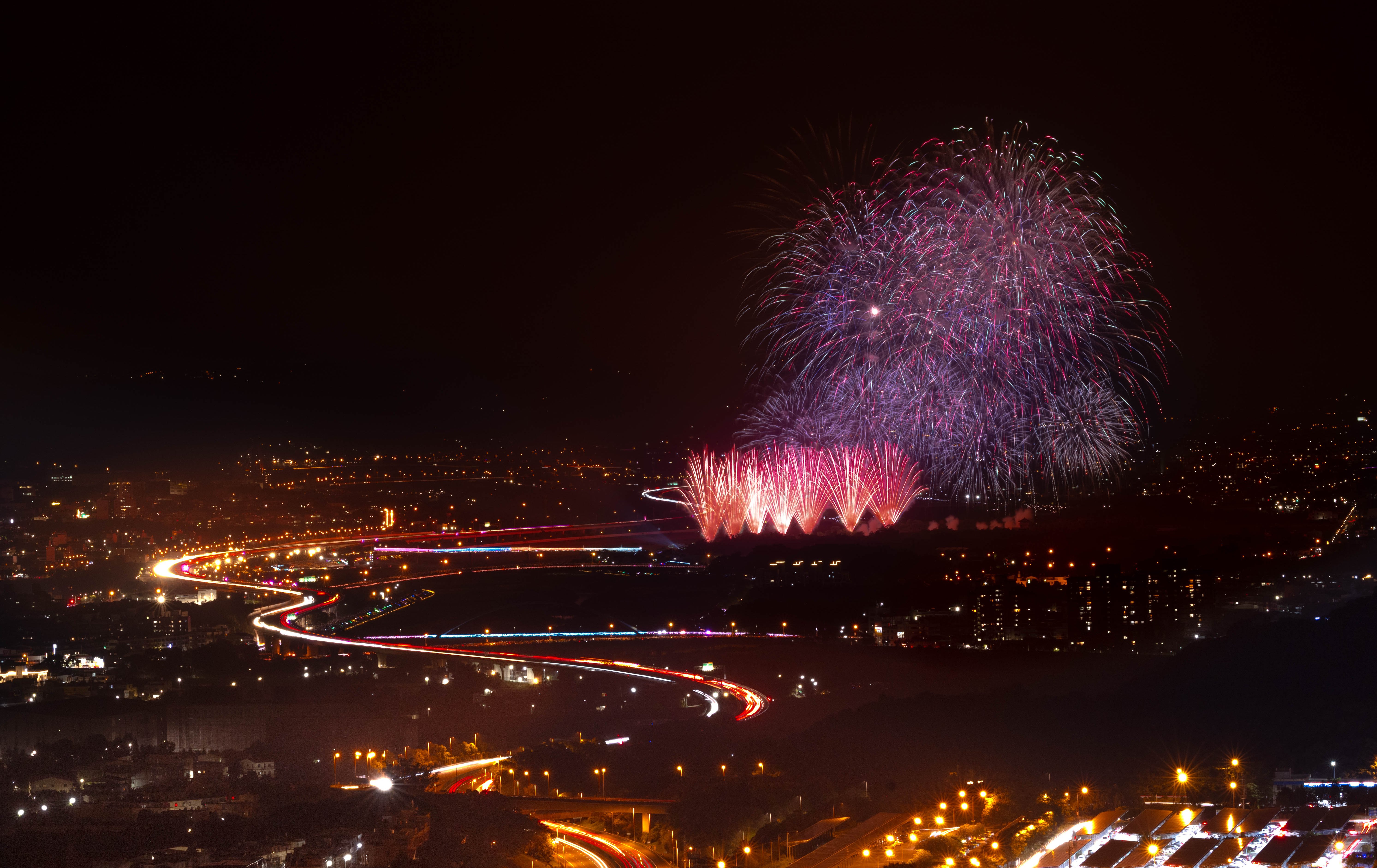 南投國慶焰火吸27萬人朝聖　山城風弱煙霧繚繞仍不減熱情