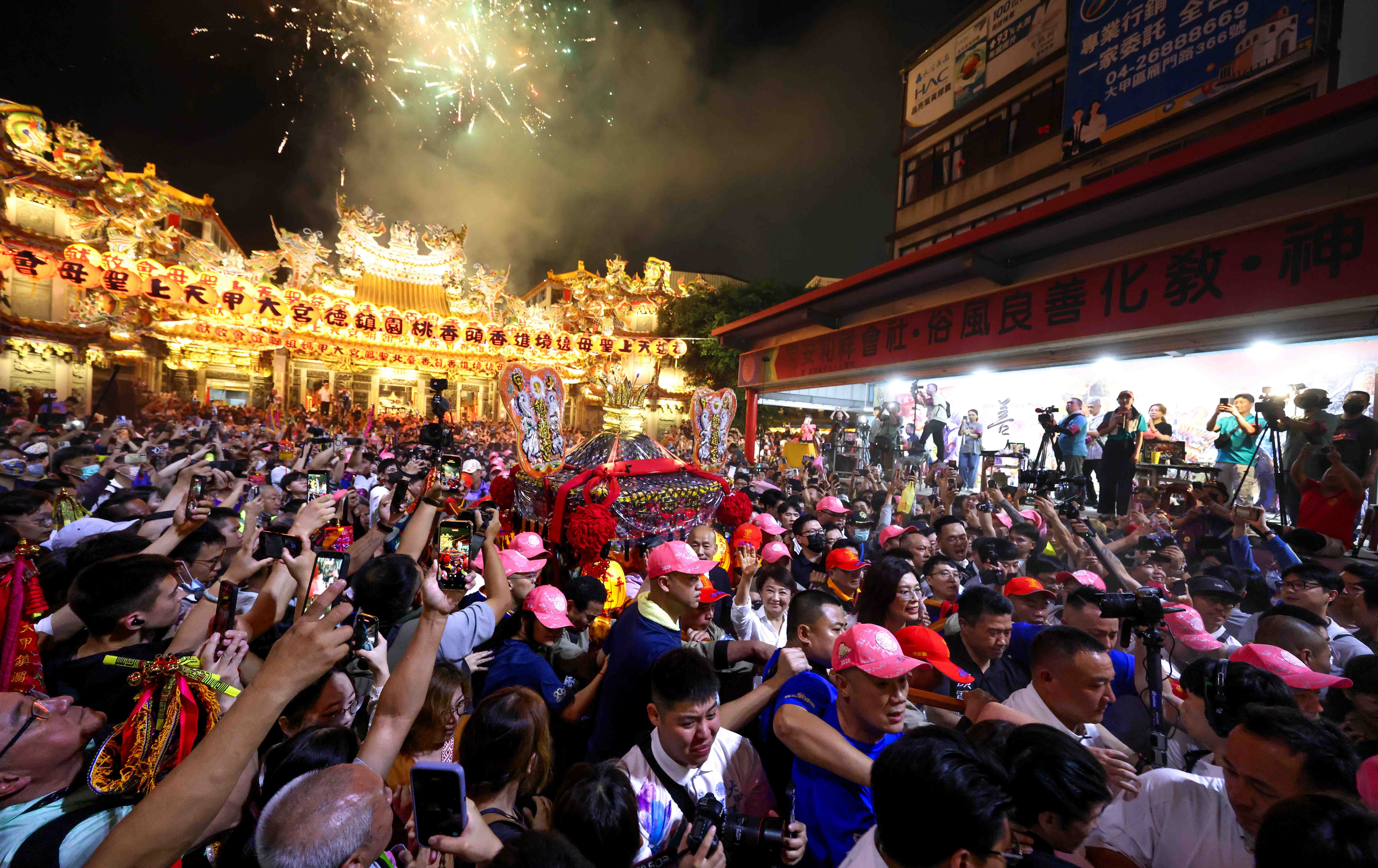 大甲媽起駕！逾60萬信眾湧入鎮瀾宮 展開9天8夜遶境進香之旅