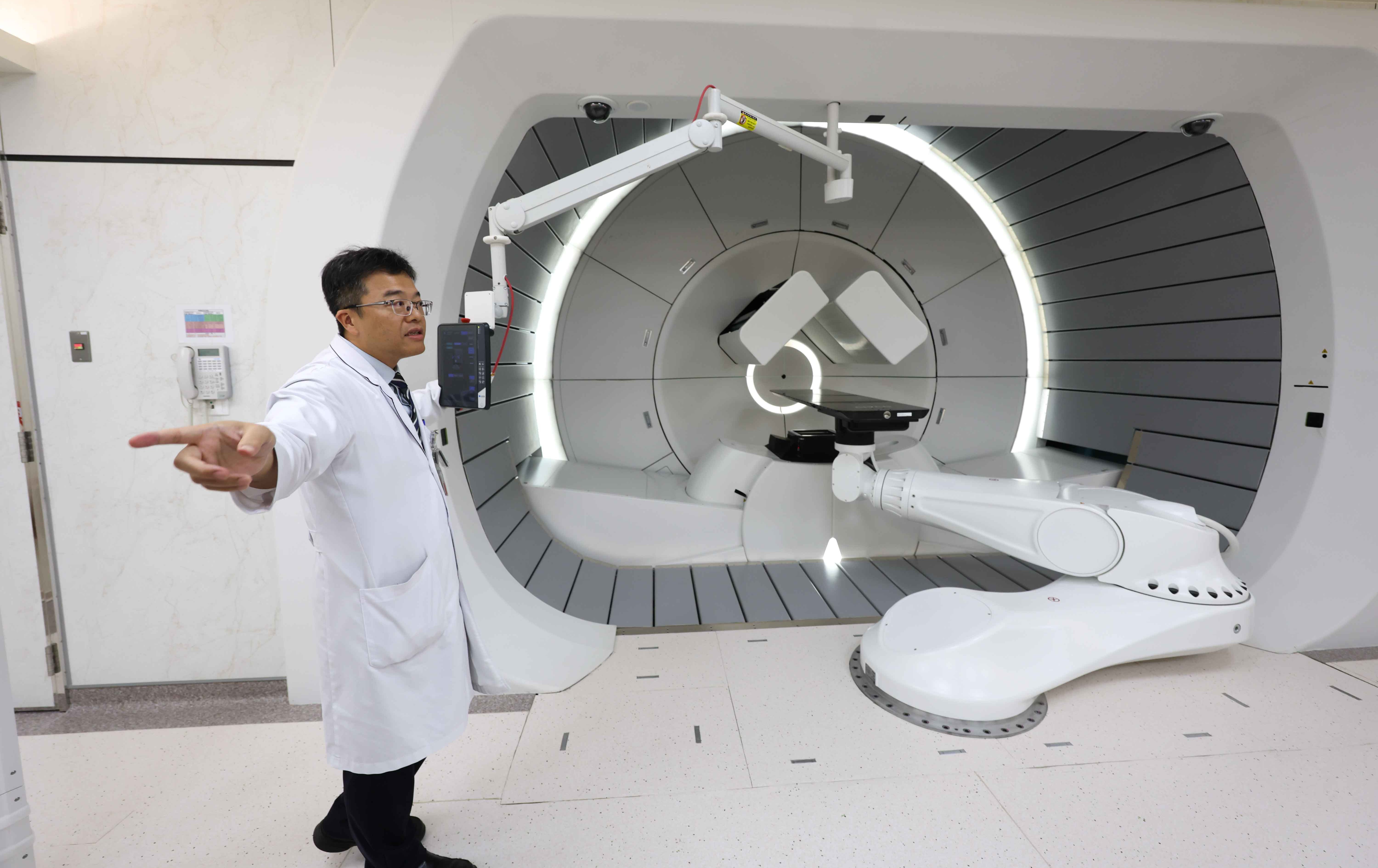 台中》打擊癌細胞只要6秒！臺中榮總斥資83.8億打造「質子治療中心」與幸福醫護宿舍