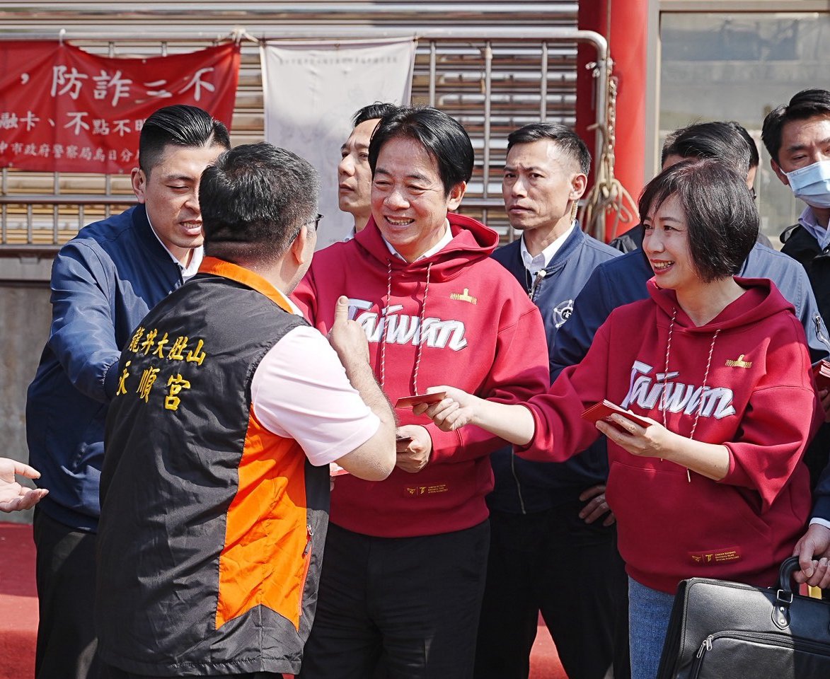 「一欣一德」紅帽T撞衫顯默契 賴清德大年初三台中參香、力挺何欣純「心存大台中」