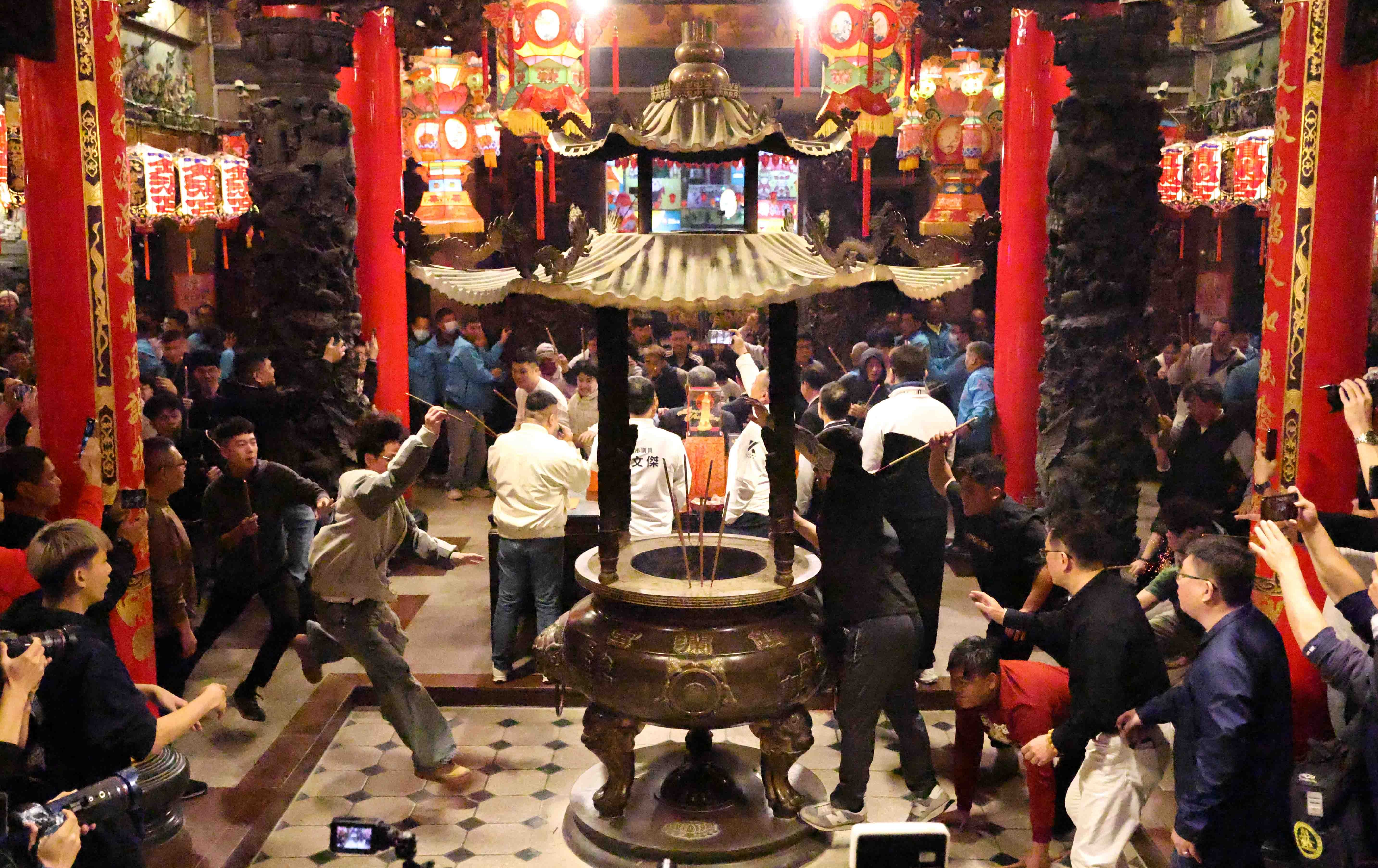 大甲鎮瀾宮搶頭香盛況空前！大雅雷先生「一馬當先」抱走金媽祖
