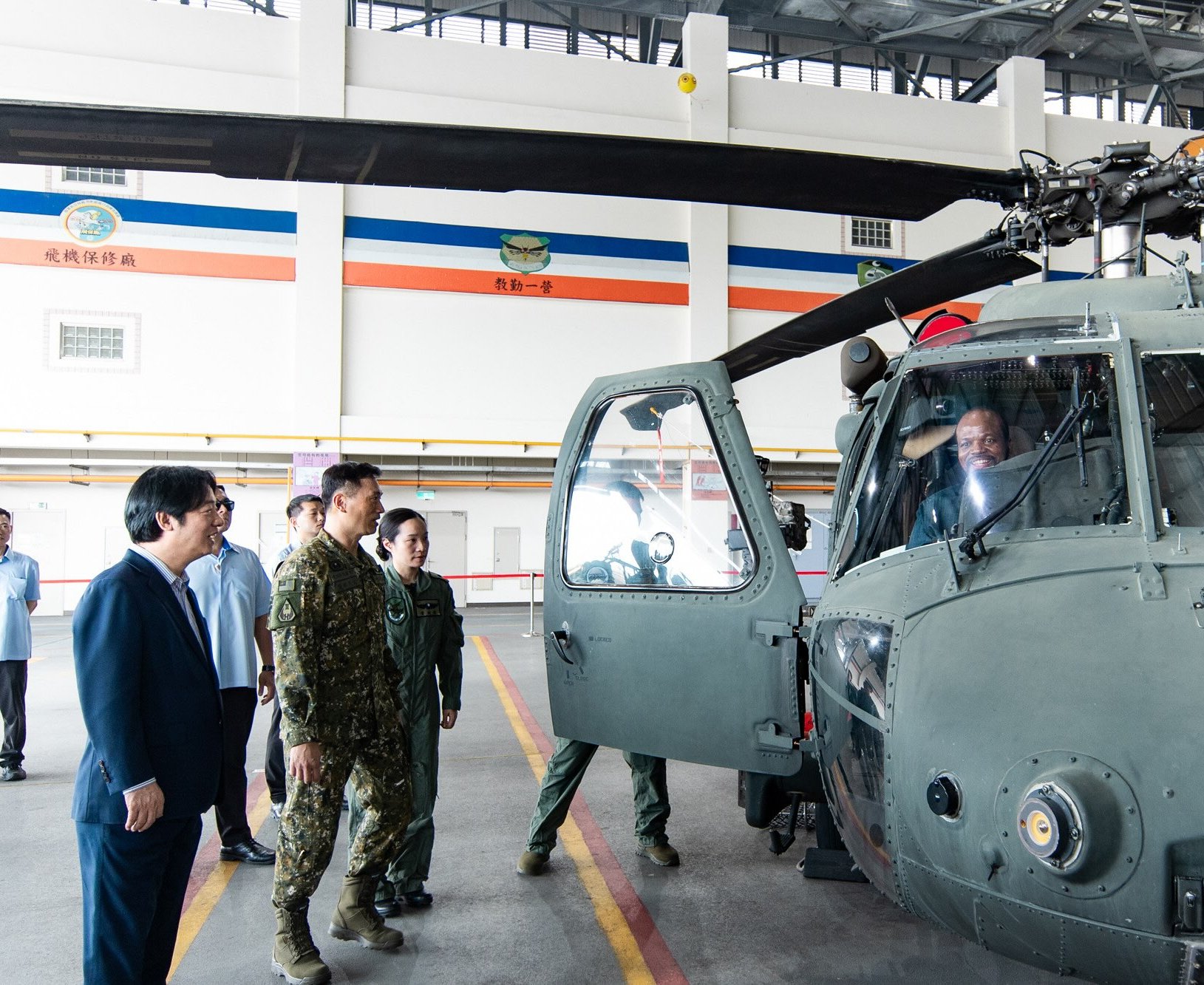 賴清德陪同史瓦帝尼國王參訪陸軍飛訓部 盼深化兩國軍事與軍援合作