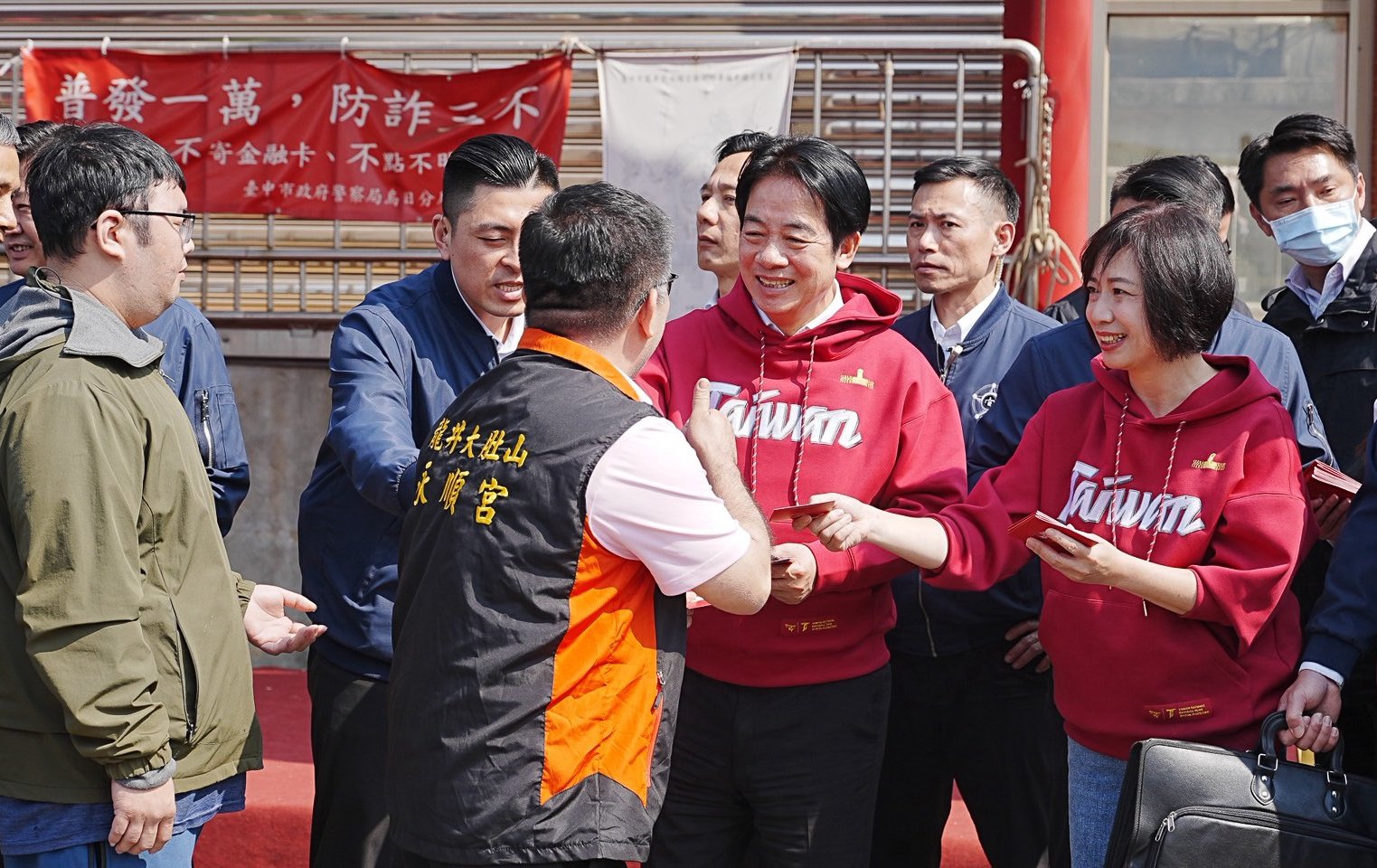 「一欣一德」紅帽T撞衫顯默契 賴清德大年初三台中參香、力挺何欣純「心存大台中」
