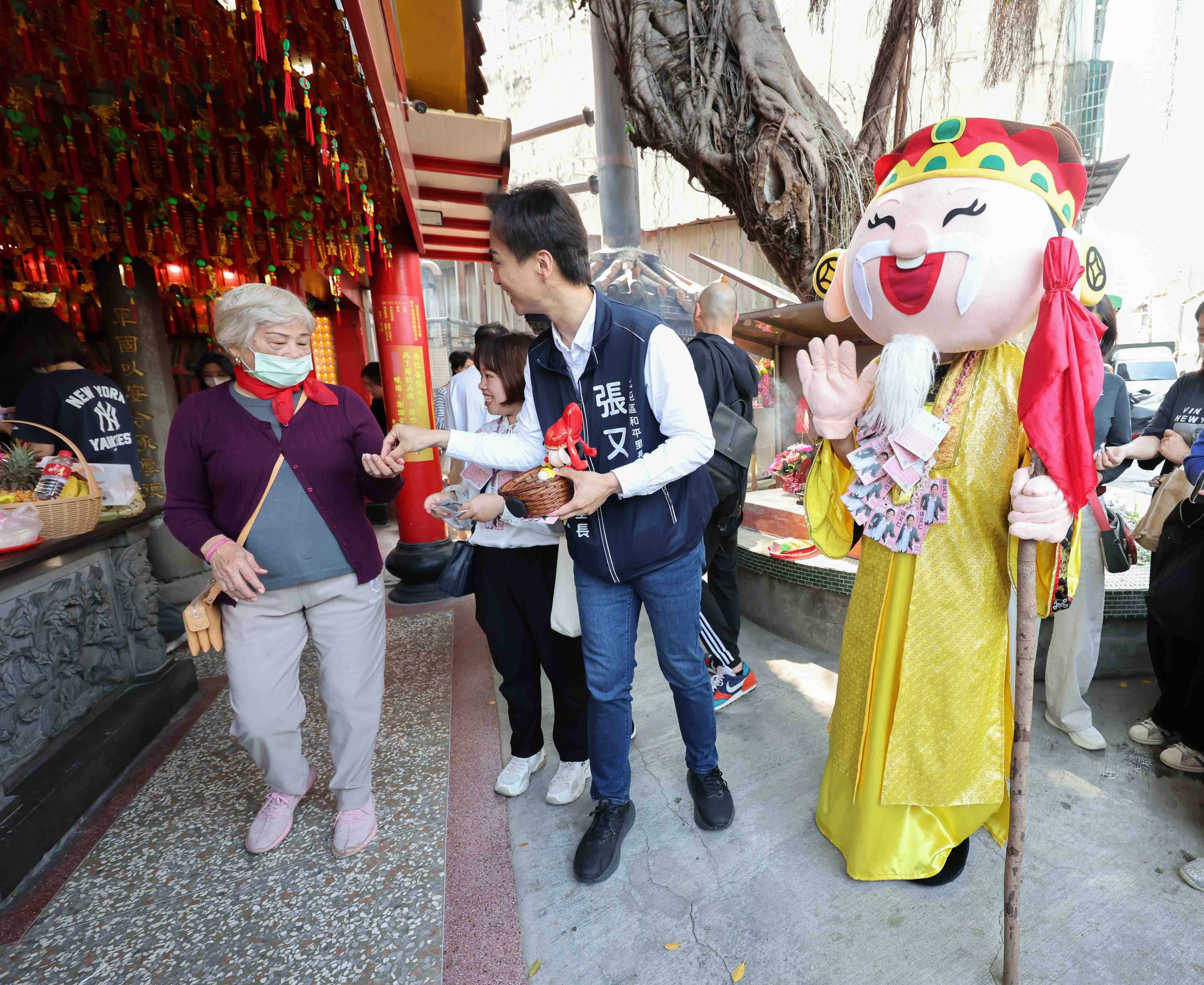 北屯和平里福德祠「頭牙」盛典！1800顆壽桃秒殺   土地公寶寶現身萌翻全場