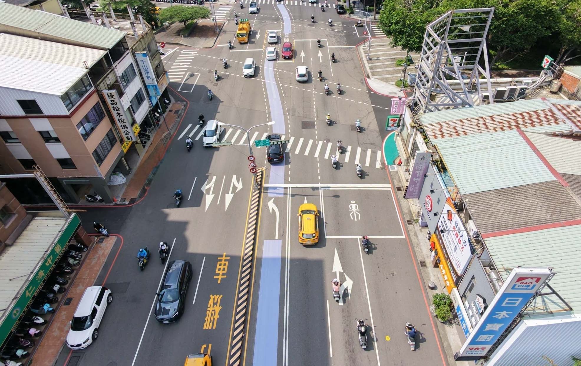 台中》提升路口行車安全 中市交通局於中清太原路口劃設彩色導引標線