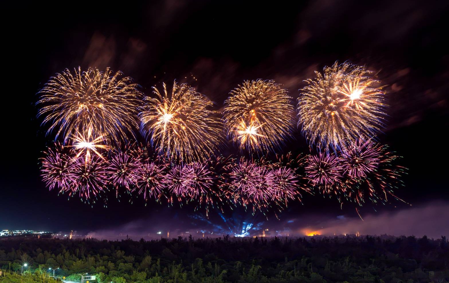 國慶焰火睽違9年重返臺東 30分鐘璀璨夜空吸引逾5萬人湧入