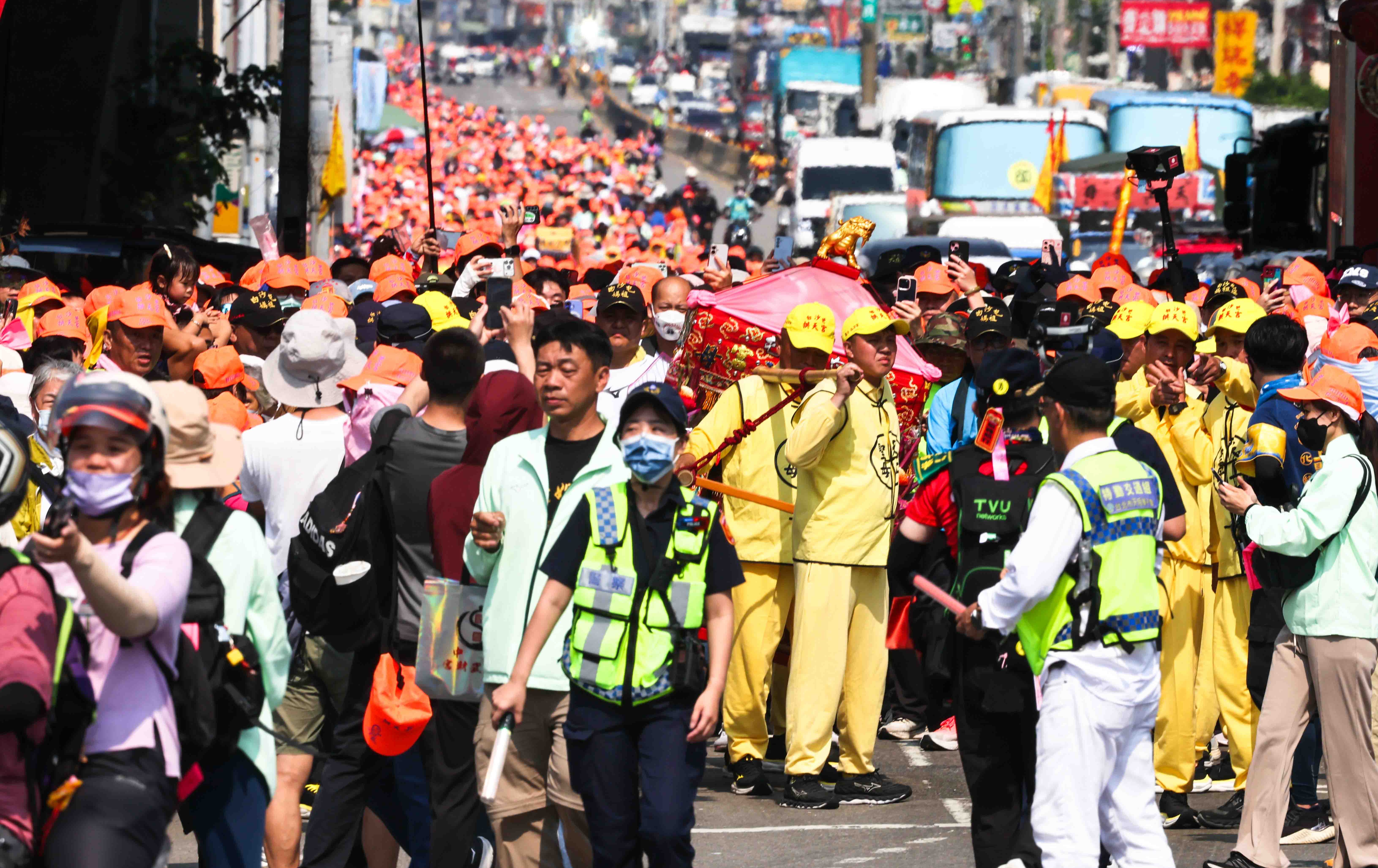 白沙屯》粉紅超跑跨越大度橋進彰化！萬人香燈腳頂烈日隨香，橘色人龍綿延數公里