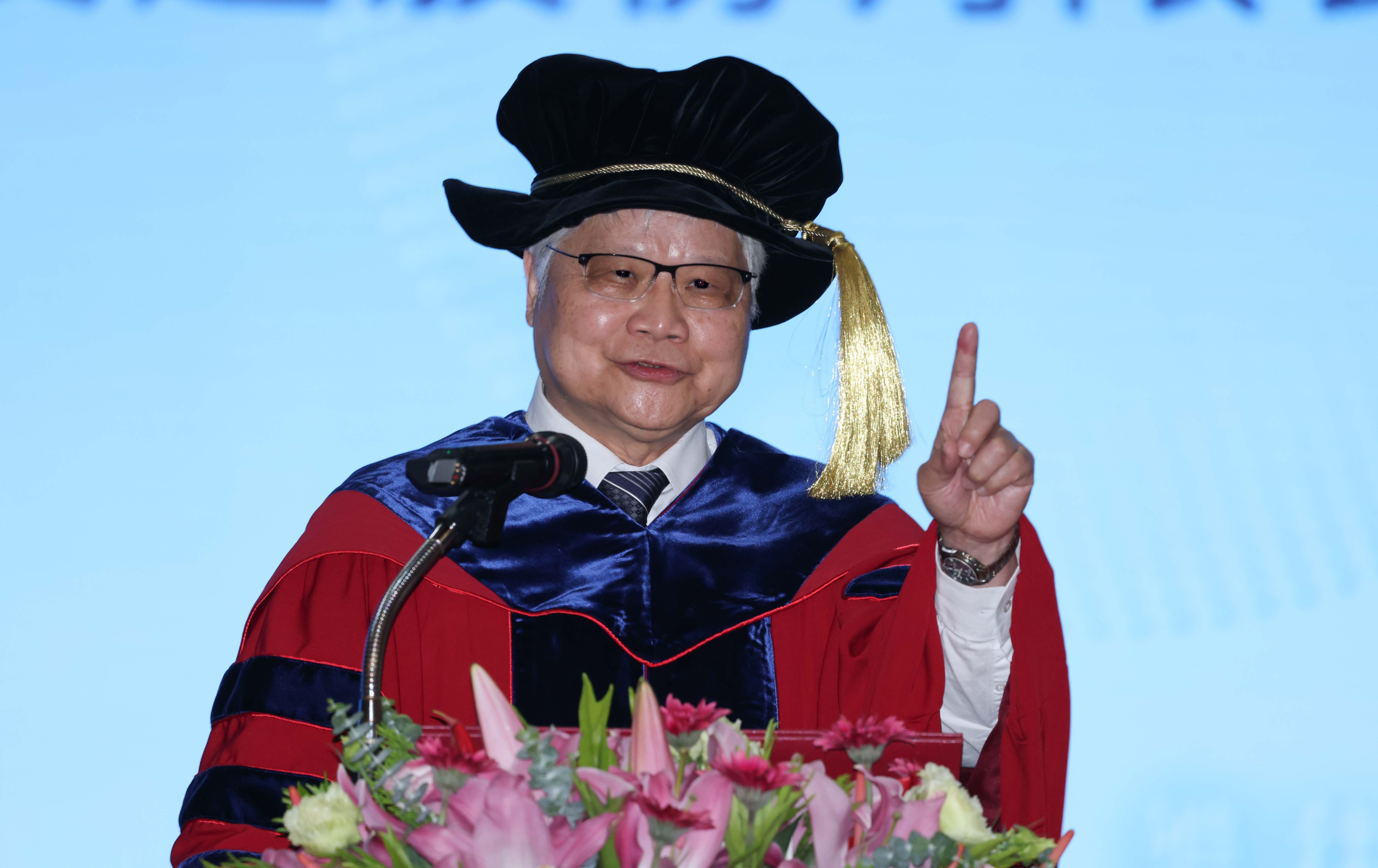 魏哲家獲頒亞大榮譽博士！幽默開講：95% 感冒靠 AI、5% 靠中國附醫，家裡機器人「非台積電晶片不可」