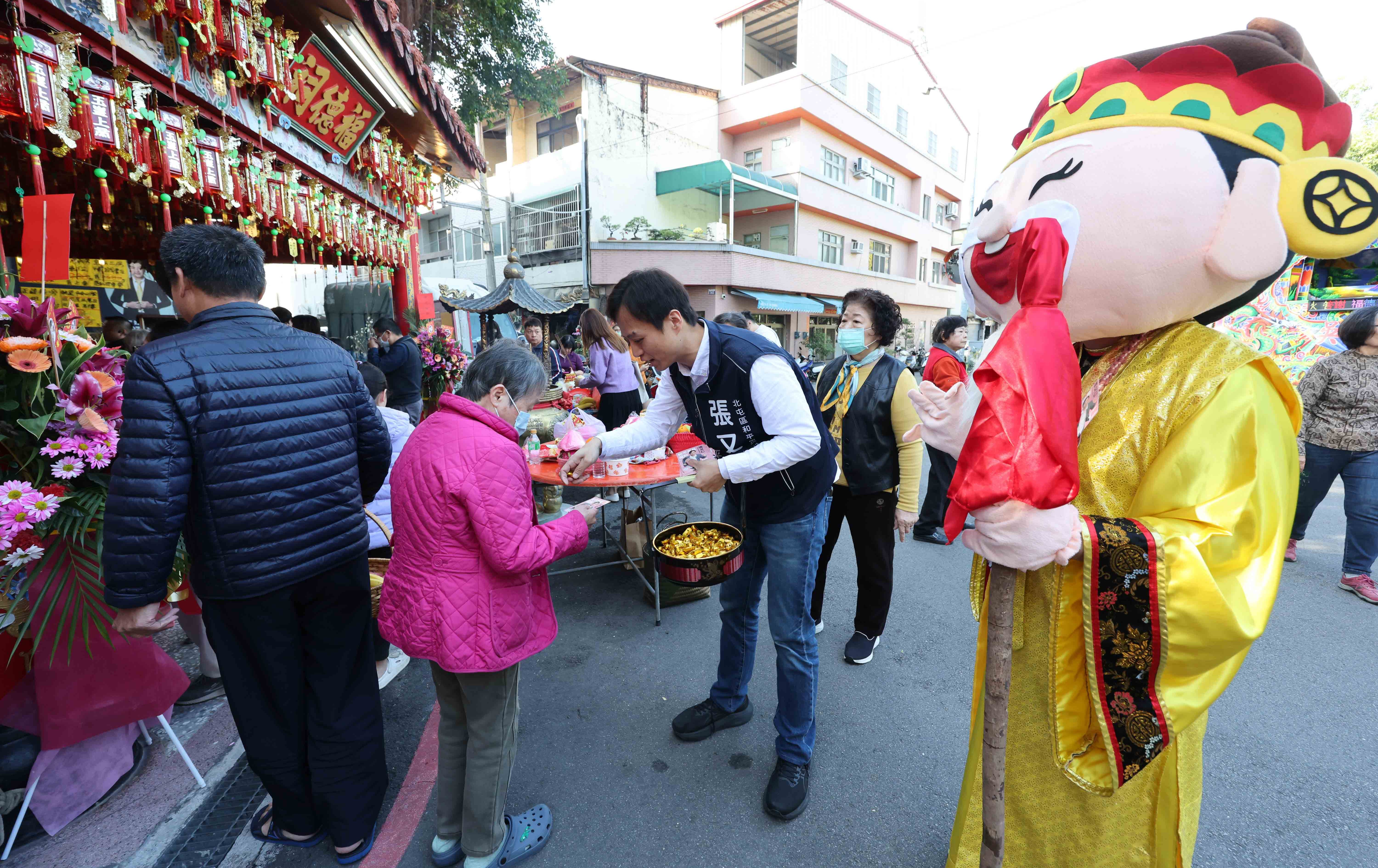 北屯和平里福德祠尾牙破千人參拜 參選人張又仁「元寶糖」暖心互動引關注