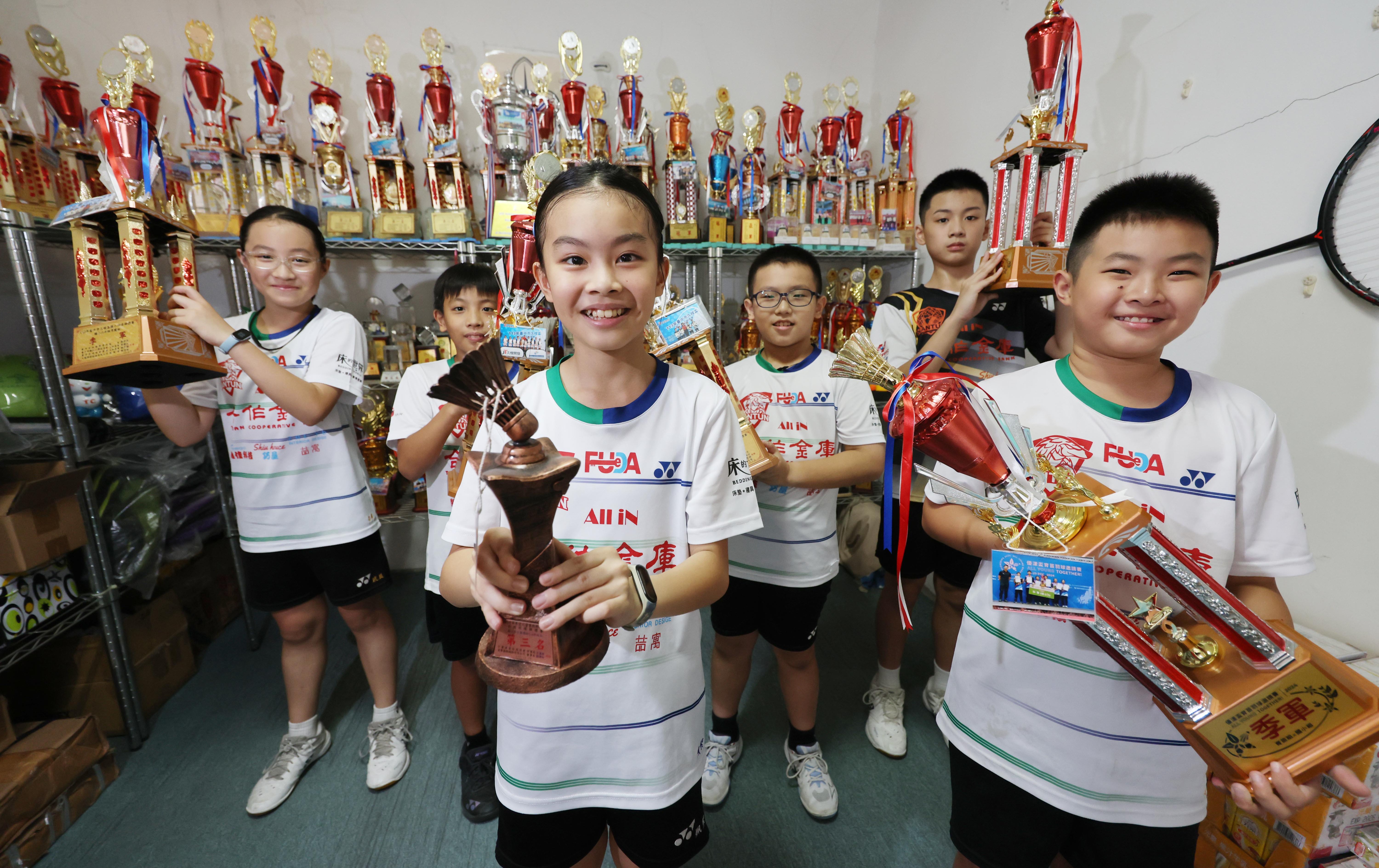 捷報！南屯國小羽球隊奪銀 運彩公會「球」援3600顆助攻培育下個 李洋