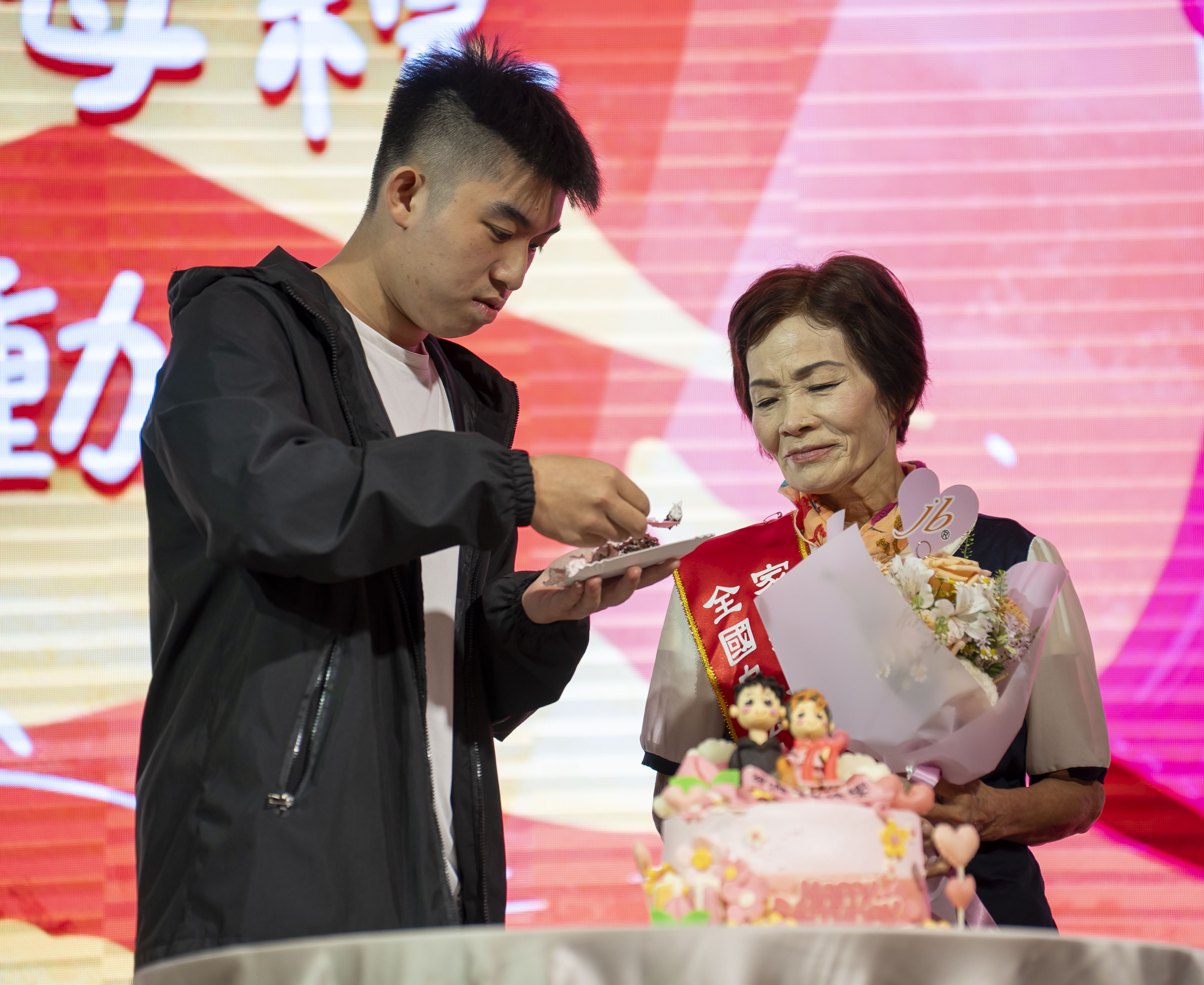 逆境中的芬芳：蔡聿之母調香重生、張江香阿嬤圓夢，家扶表揚23位自強母親