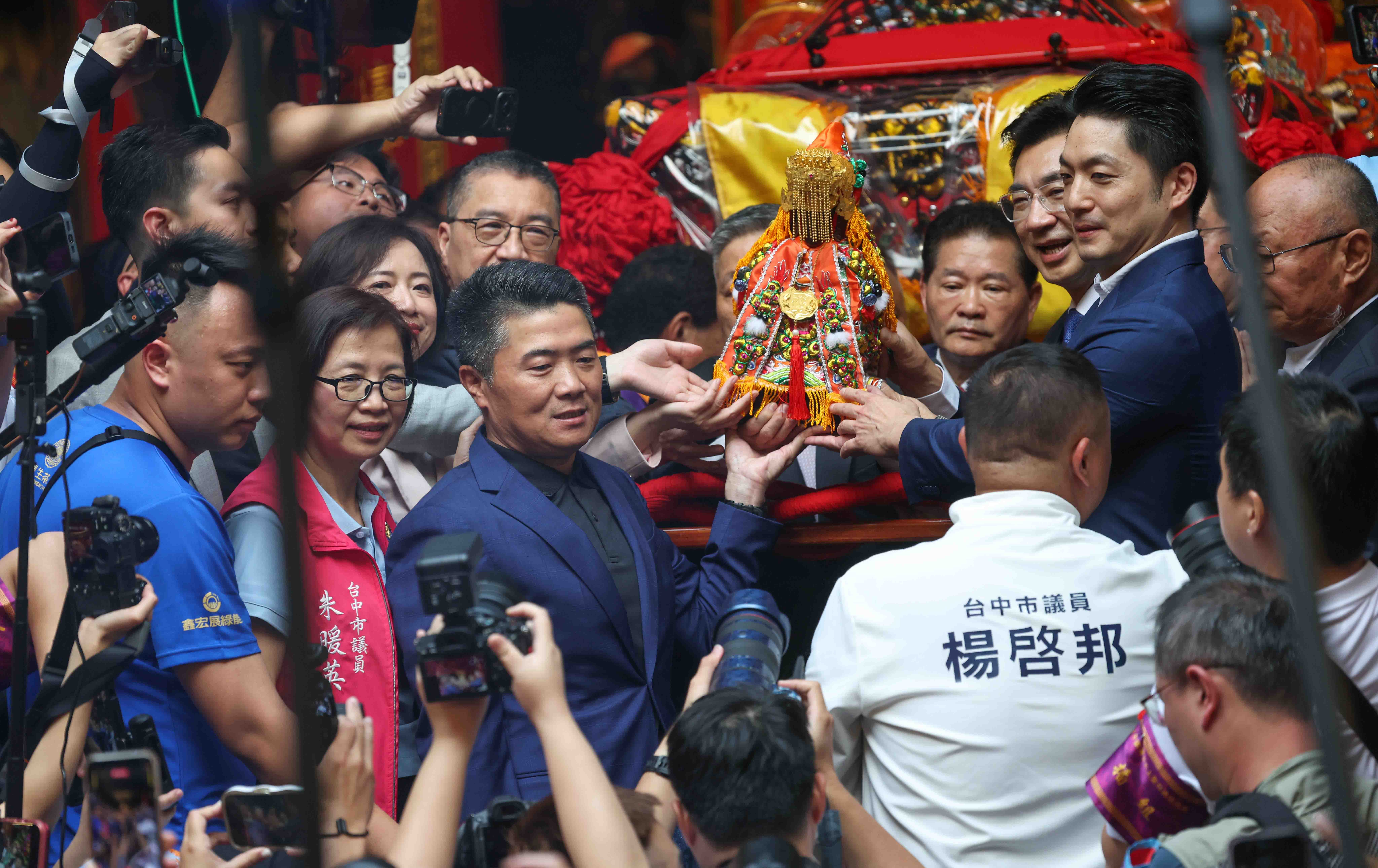 大甲媽遶境起駕！政壇大咖跨黨派齊聚鎮瀾宮 蔣萬安感性讚「台灣最美風景」