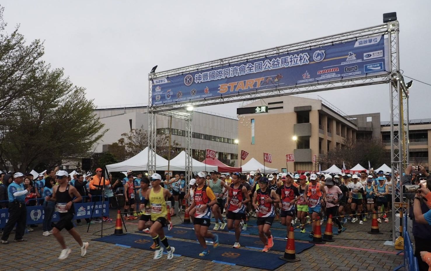 神岡馬11年跑出百萬溫馨！ 3000跑友齊聚神圳國中 烤全豬、牛排強勢補給