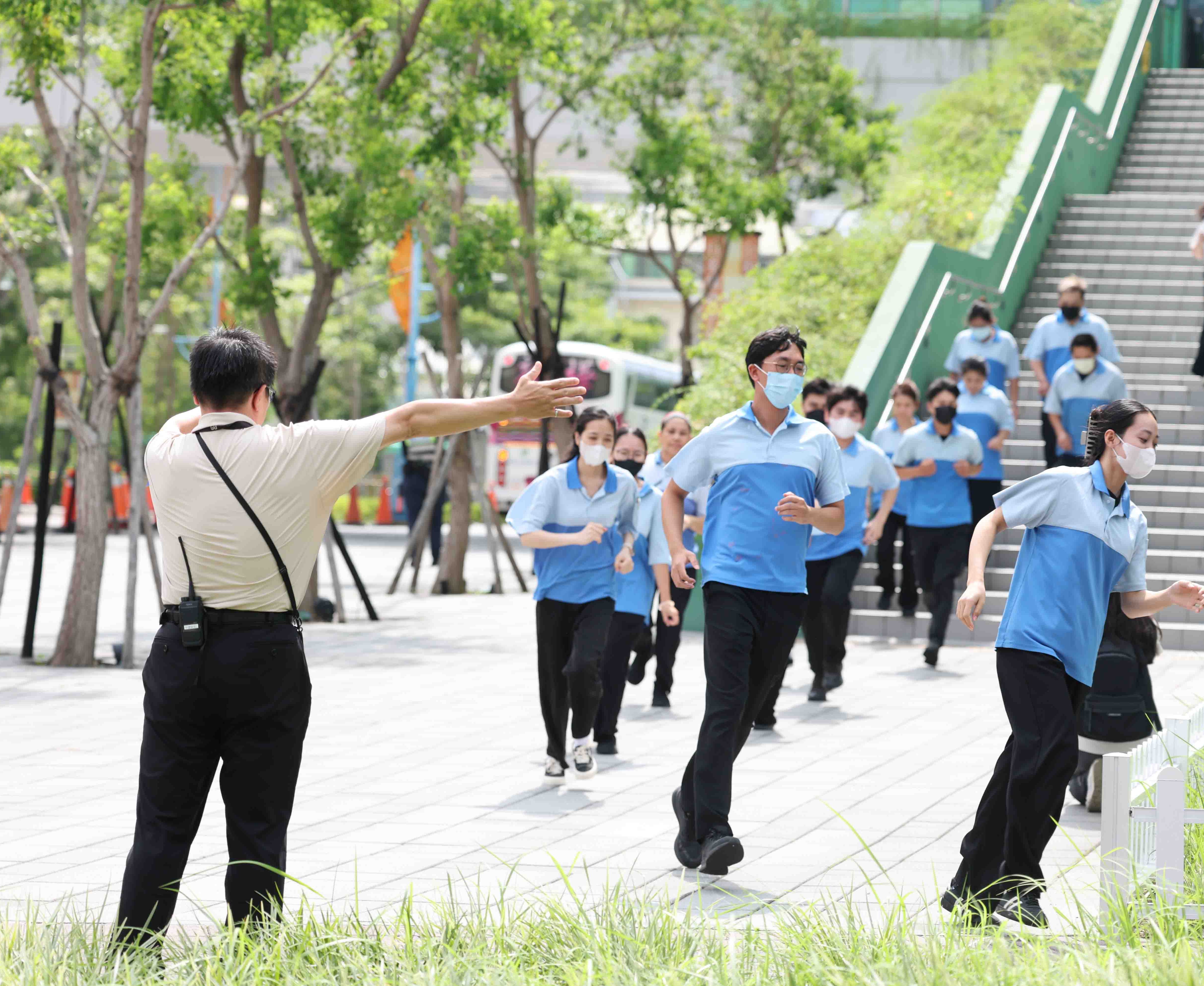 台中》警民配合落實防空演練 台中LaLaport商場緊急疏散員工避難