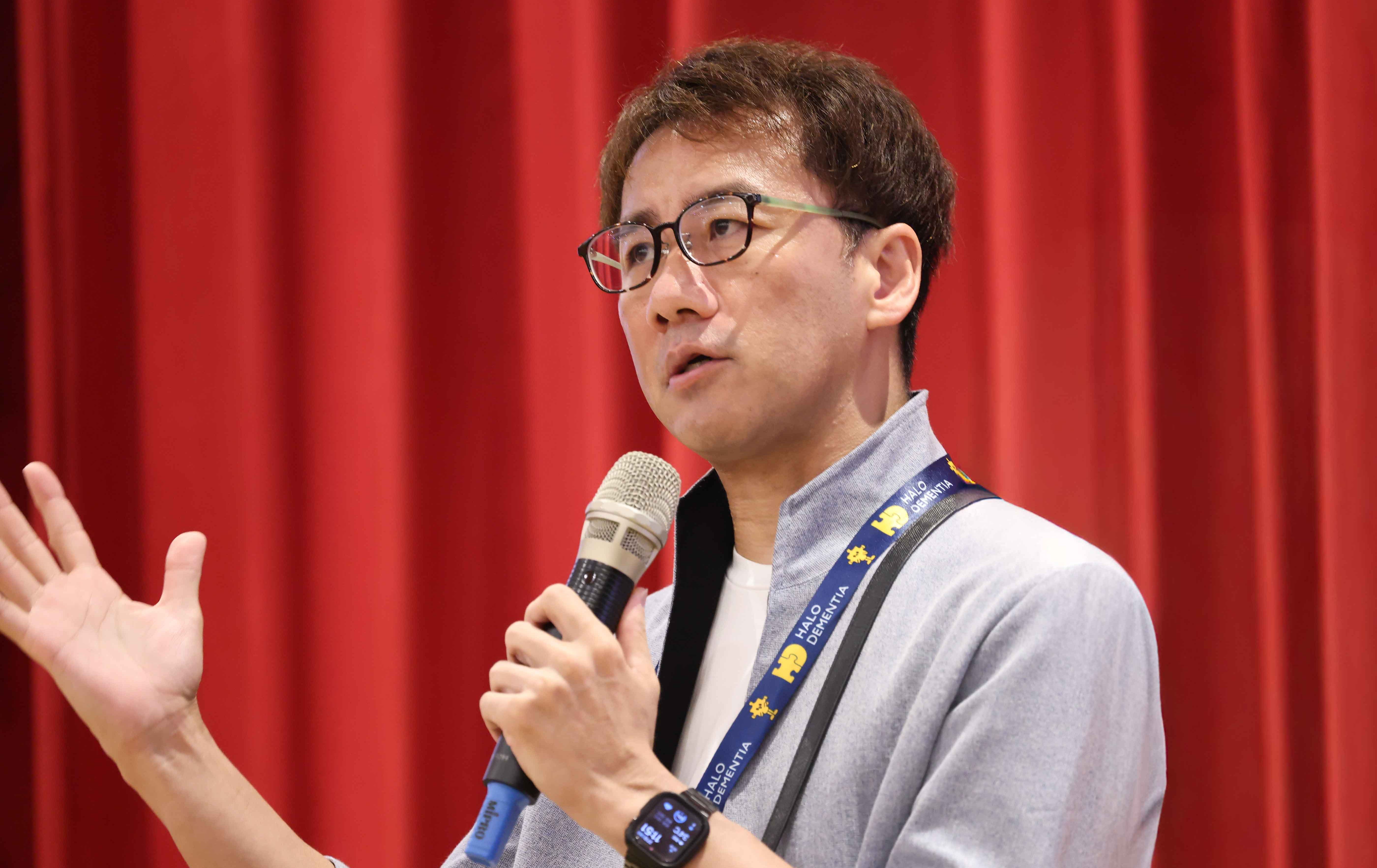 活潑親切打破失智框架！日王牌業務丹野智文抗病13年，靠「第二大腦」獨自來台分享生命淚水
