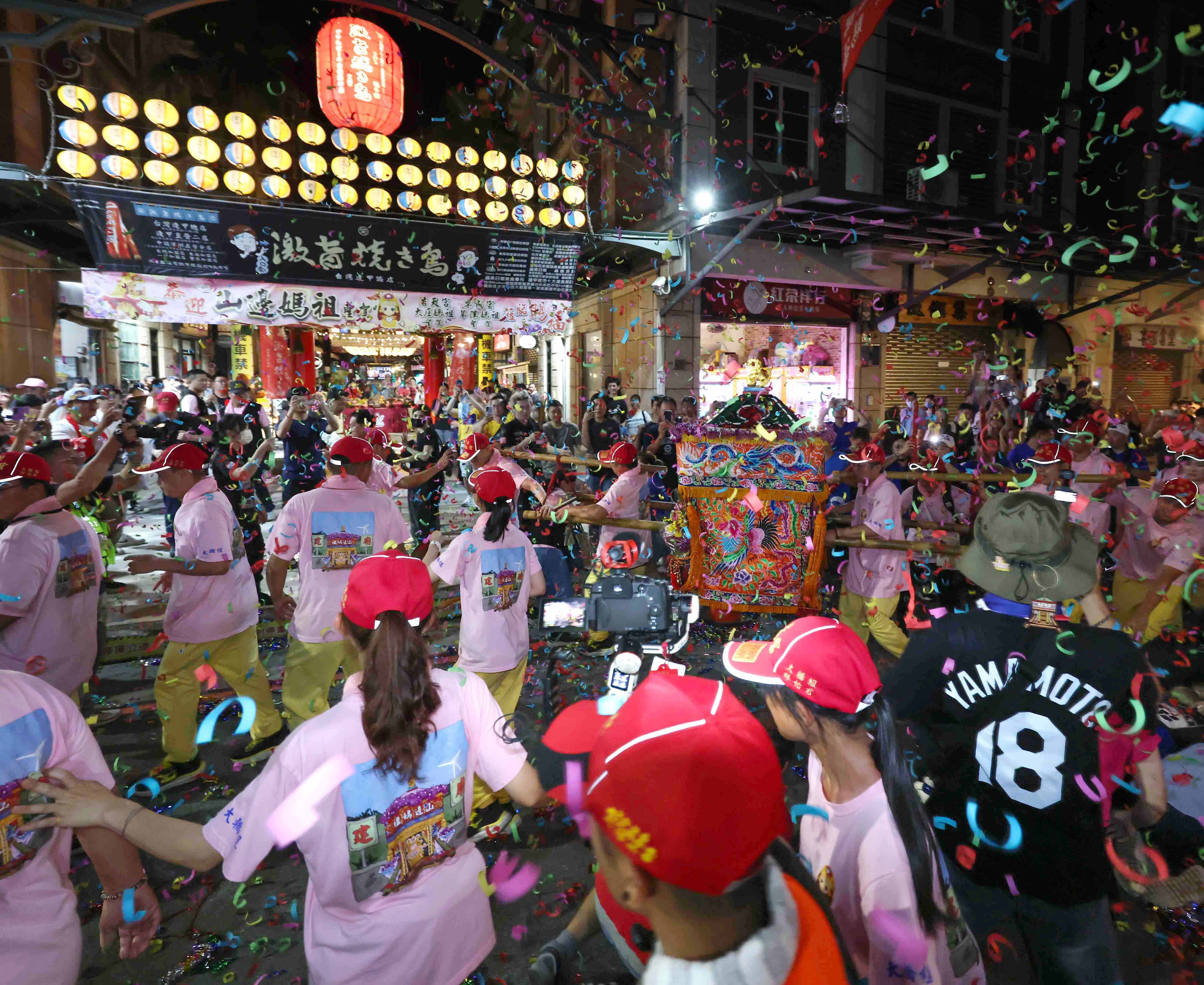 夜市變廟會！山邊媽、旱溪媽、大庄媽三媽首度齊巡逢甲 萬人爭躦轎底響徹夜空