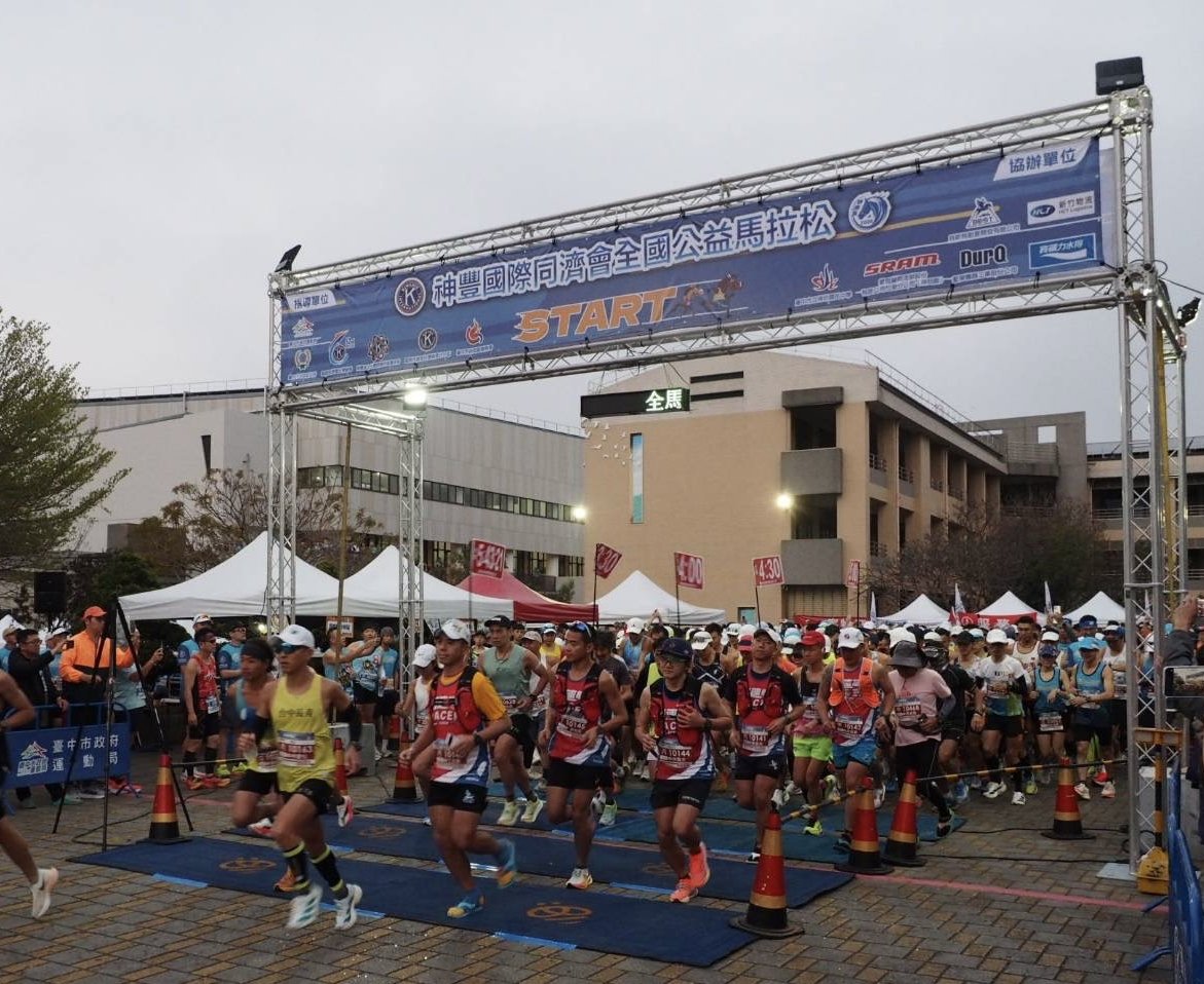 神岡馬11年跑出百萬溫馨！ 3000跑友齊聚神圳國中 烤全豬、牛排強勢補給