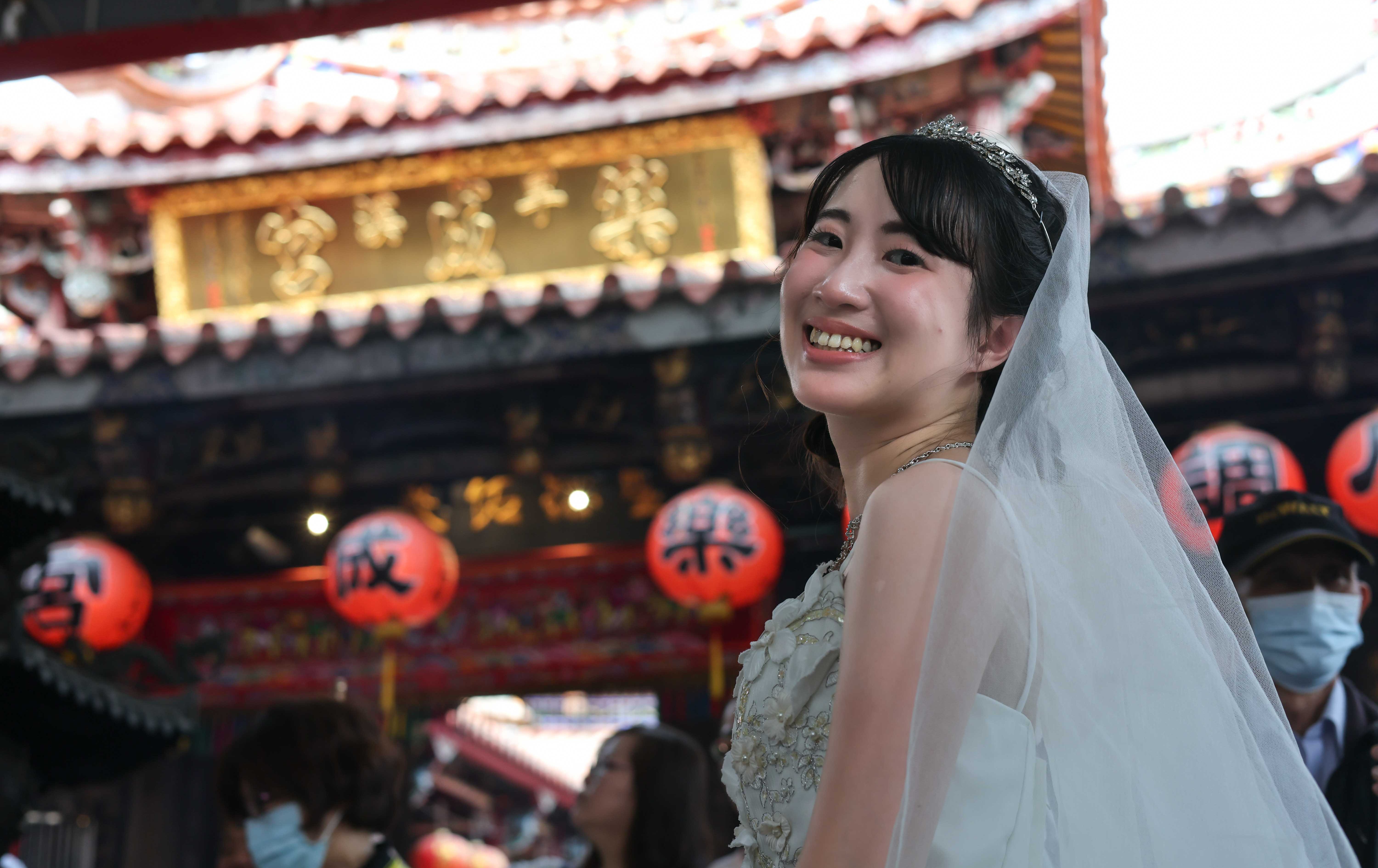 兩百年古蹟見證真愛！台中樂成宮集體婚禮盛大登場  新人甜甜互動閃瞎全場