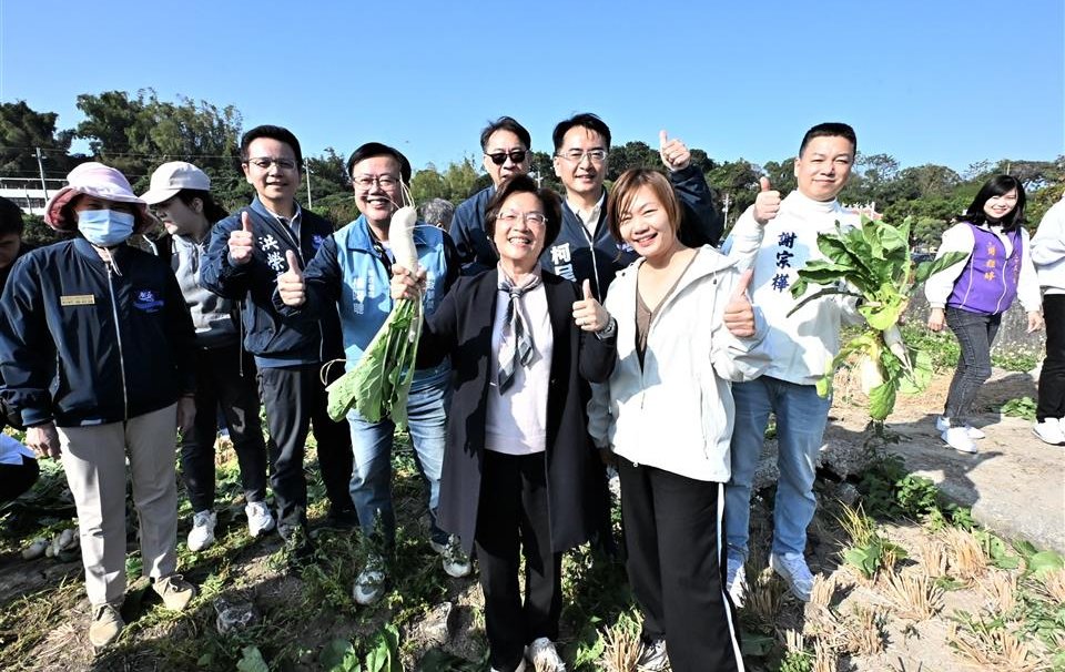 萬人迷「白寶玉」出土！ 芬園拔蘿蔔大賽登場 千人下田搶好彩頭