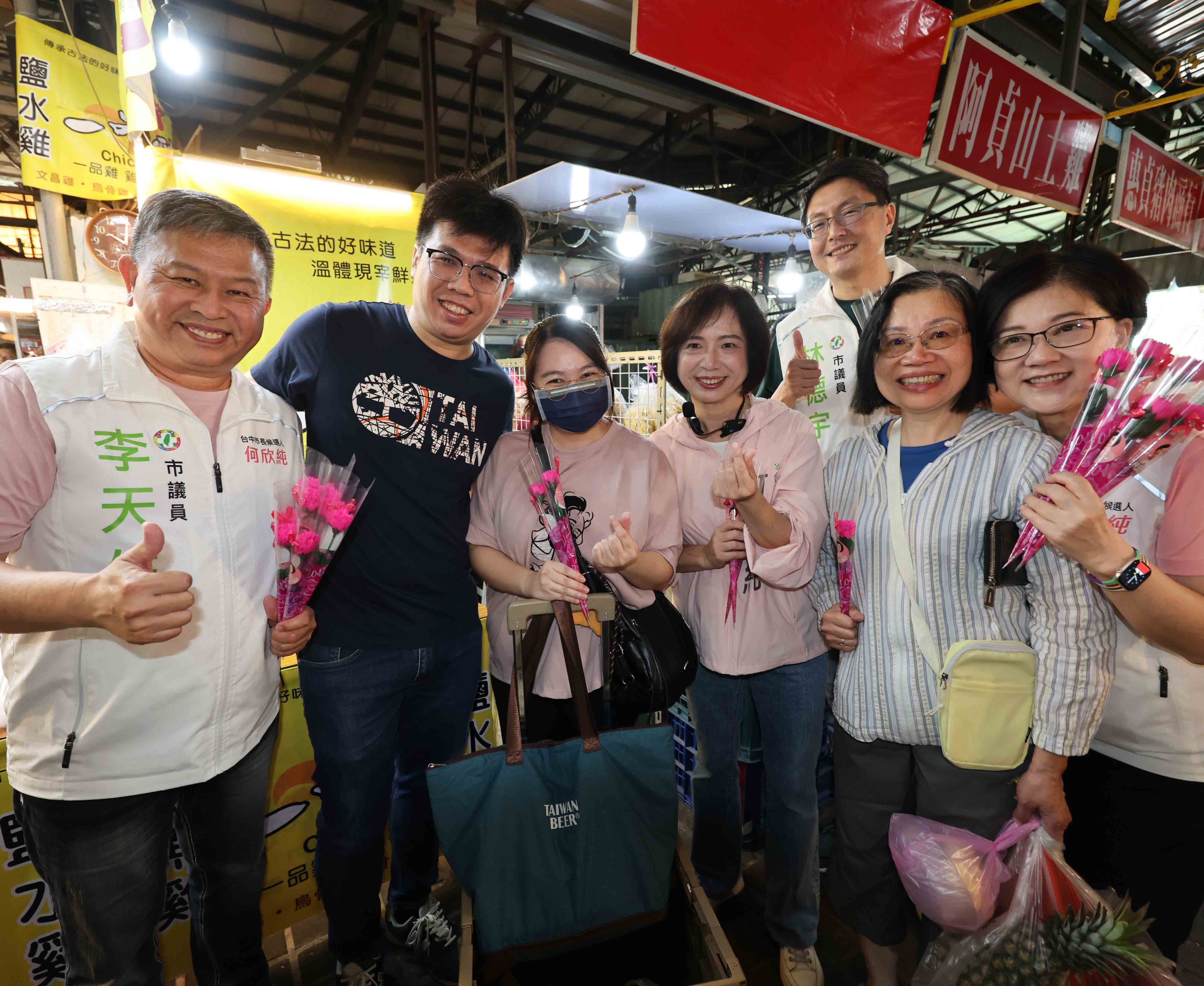 「媽媽我愛妳！」何欣純霧峰市場獻花，加碼「6欣政見」要做全台中女性最強神隊友