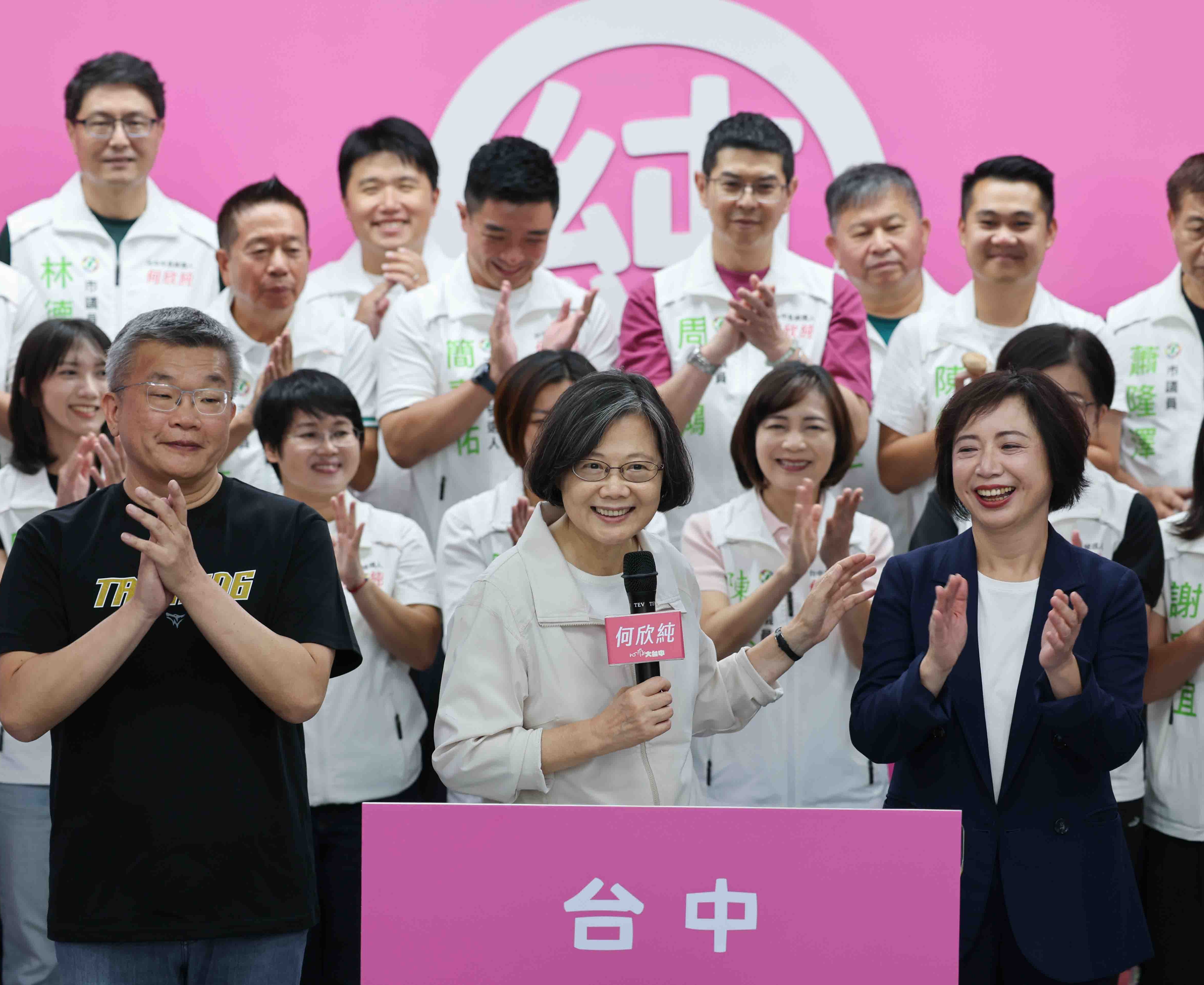 台中》辣台妹旋風掃台中！小英開箱競總秒變粉絲會 議員嗨喊「我愛你」成最強吸票機