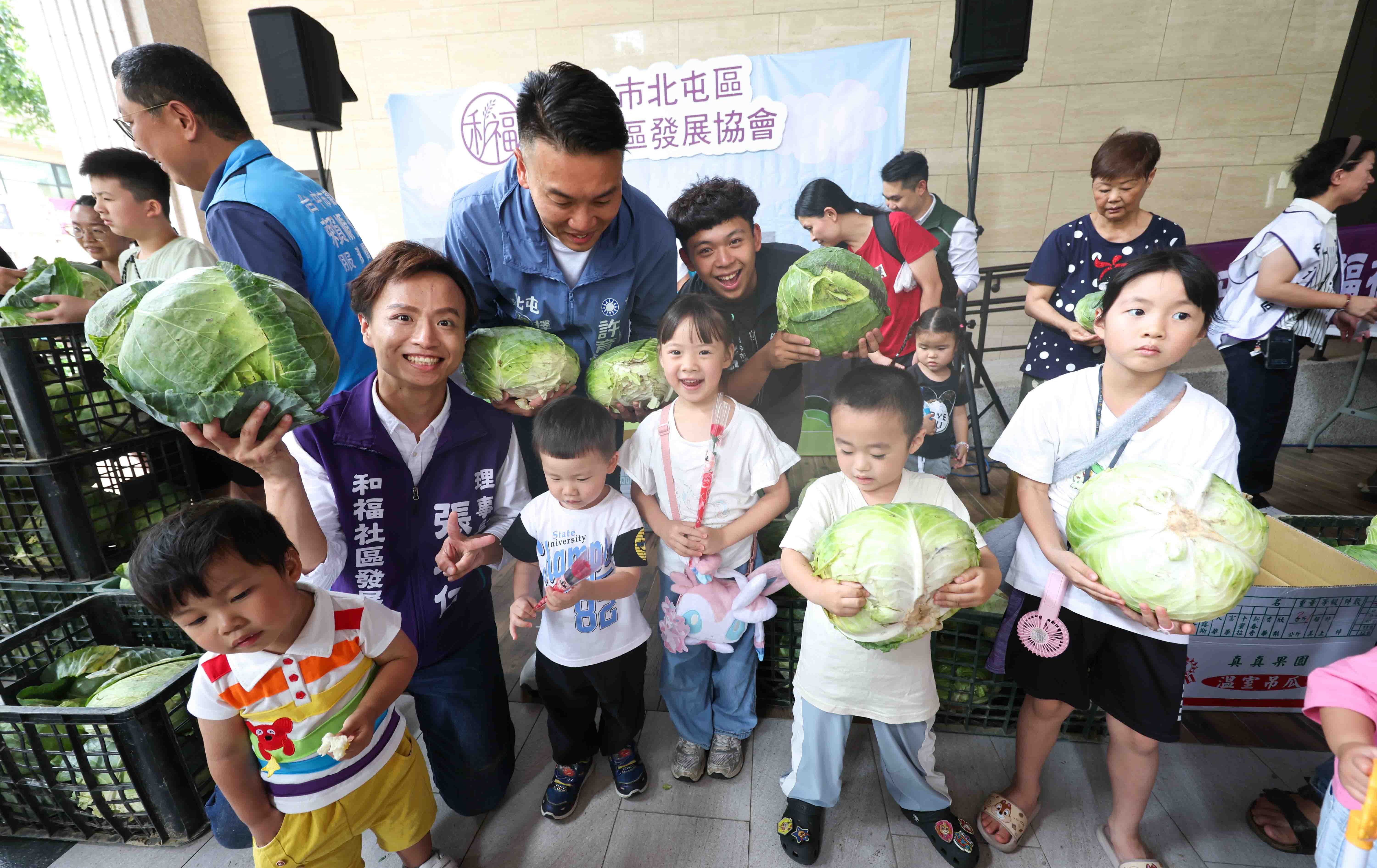 10元高麗菜換愛心！北屯和平里百攤市集 母親節前夕「為媽媽做件好事」