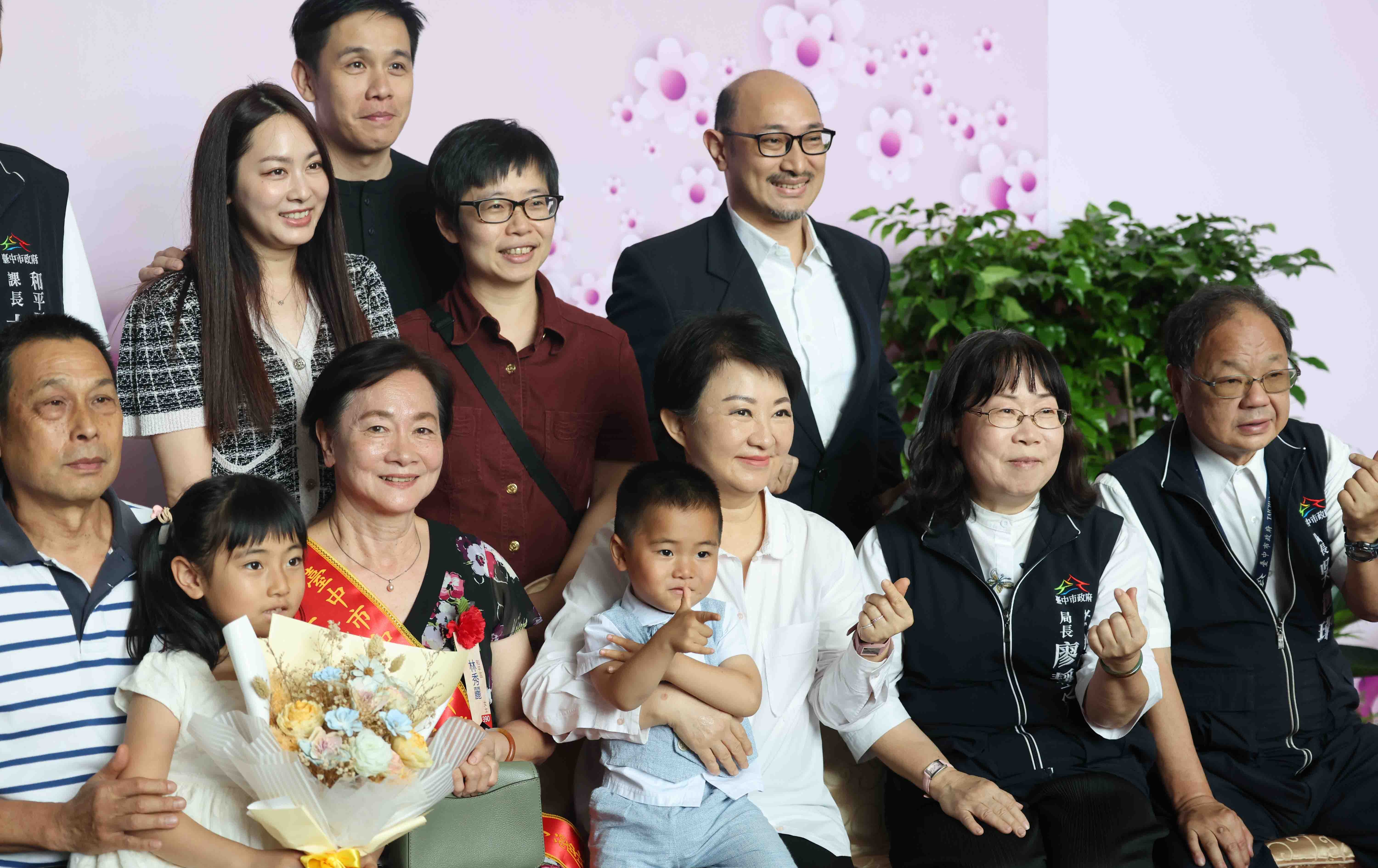 百歲人瑞領航母愛光輝 盧秀燕感佩模範母親如「桶箍」凝聚家庭
