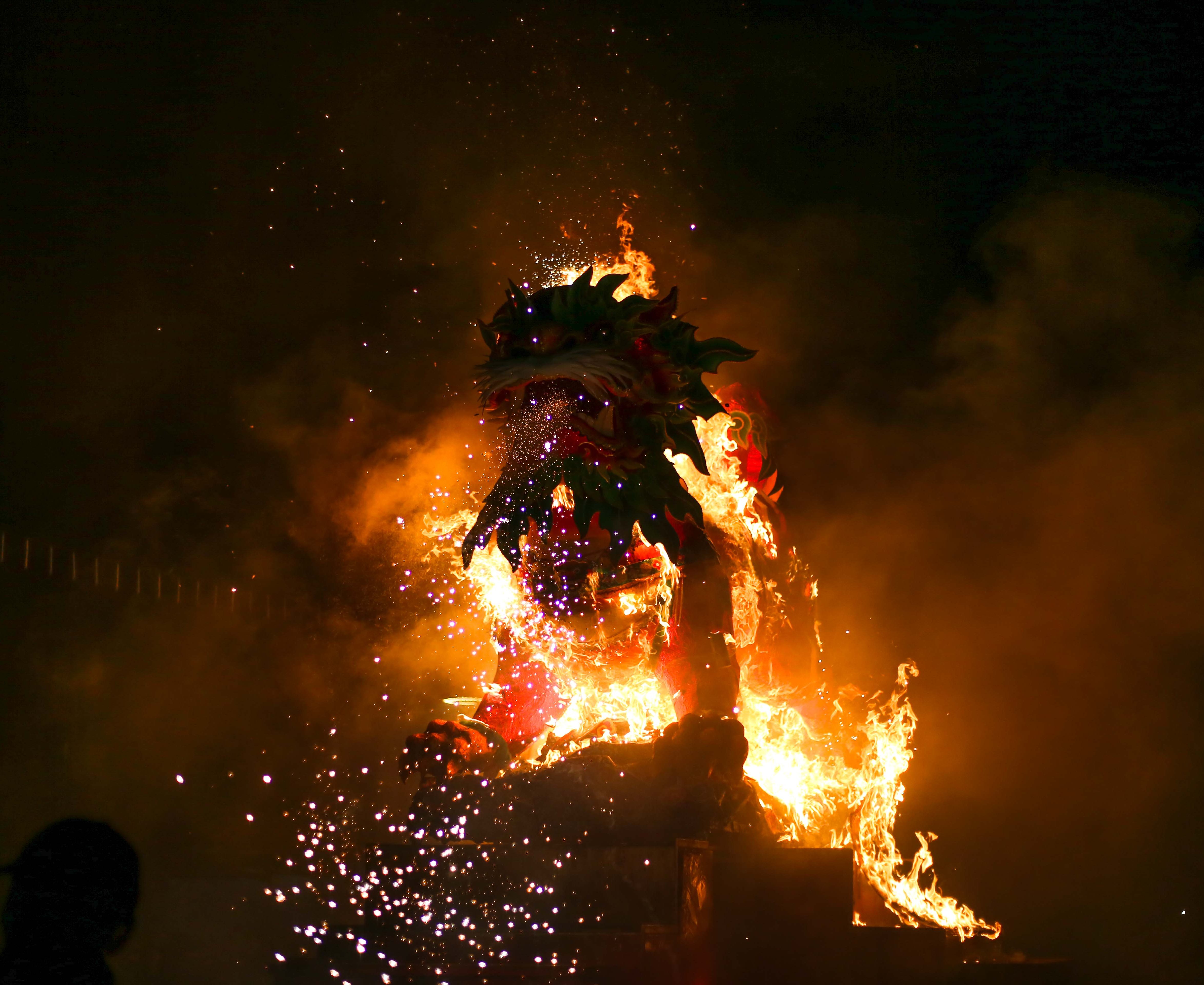 台中元宵盛事今晚登場！元保宮「9尺火獅」點燃震撼煙火，600秒璀璨夜空祈求新年平安