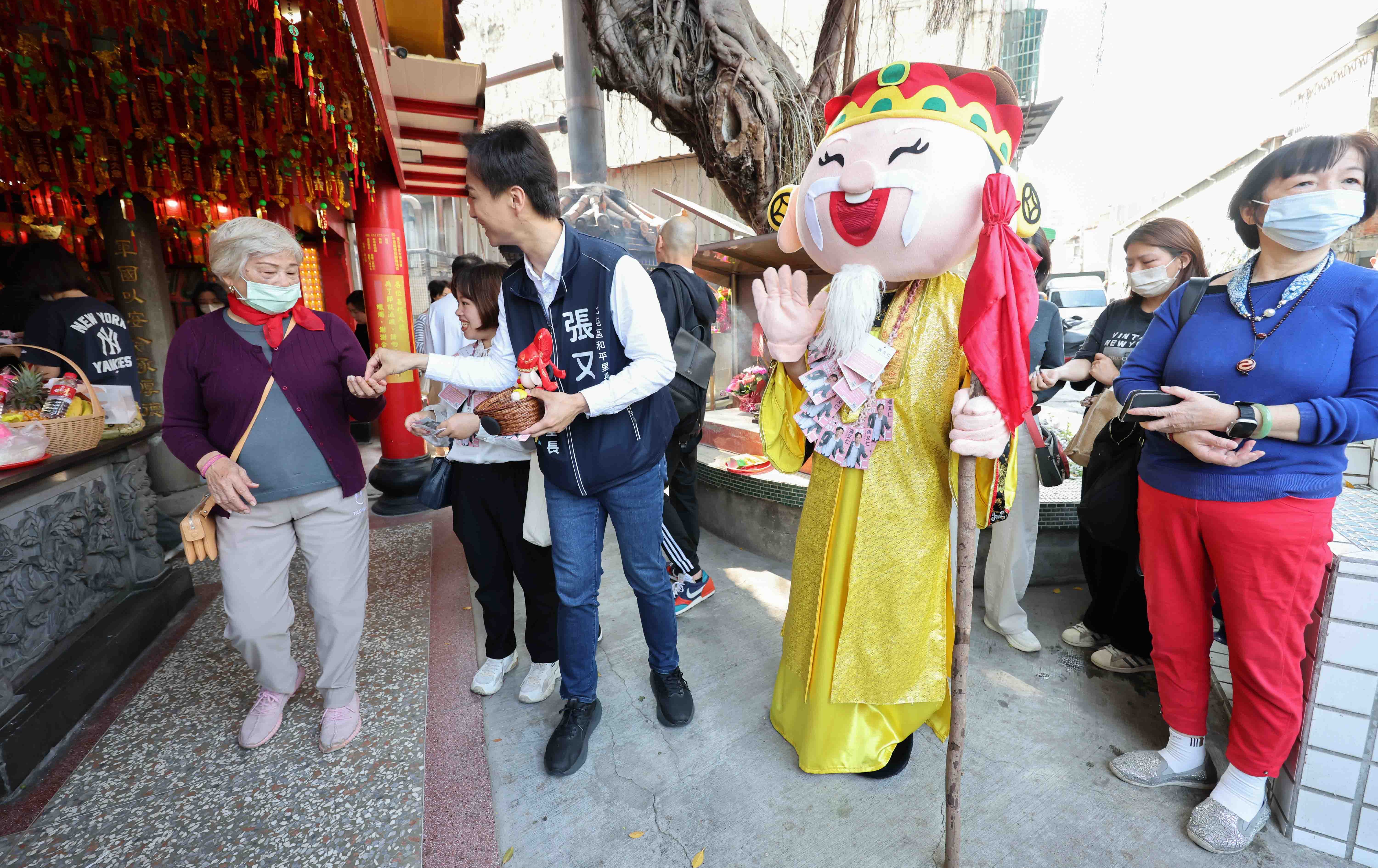北屯和平里福德祠「頭牙」盛典！1800顆壽桃秒殺   土地公寶寶現身萌翻全場