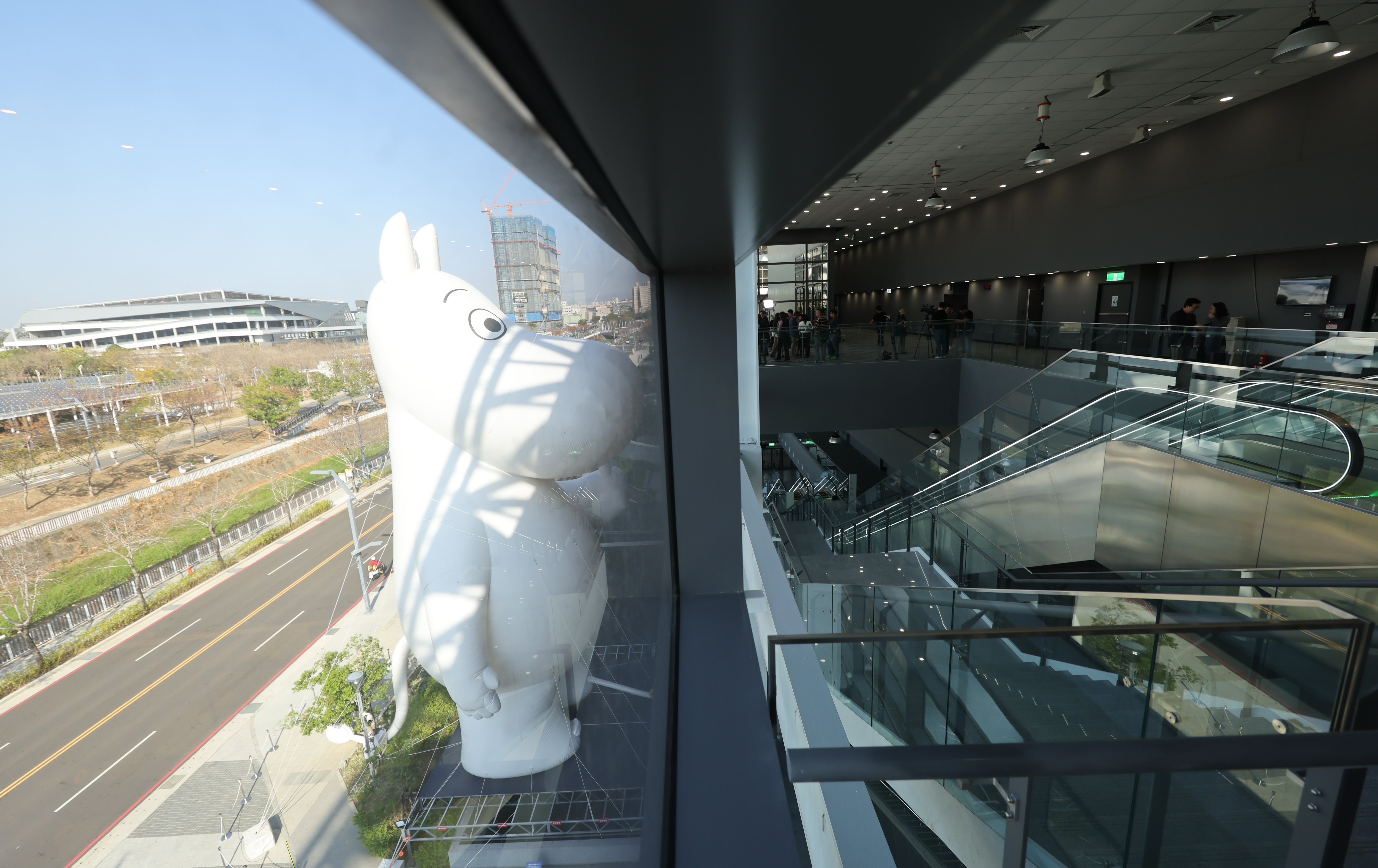 巨型姆明「探頭」萌翻台中！國際會展中心迎20米巨偶 芬蘭療癒地標驚喜開箱