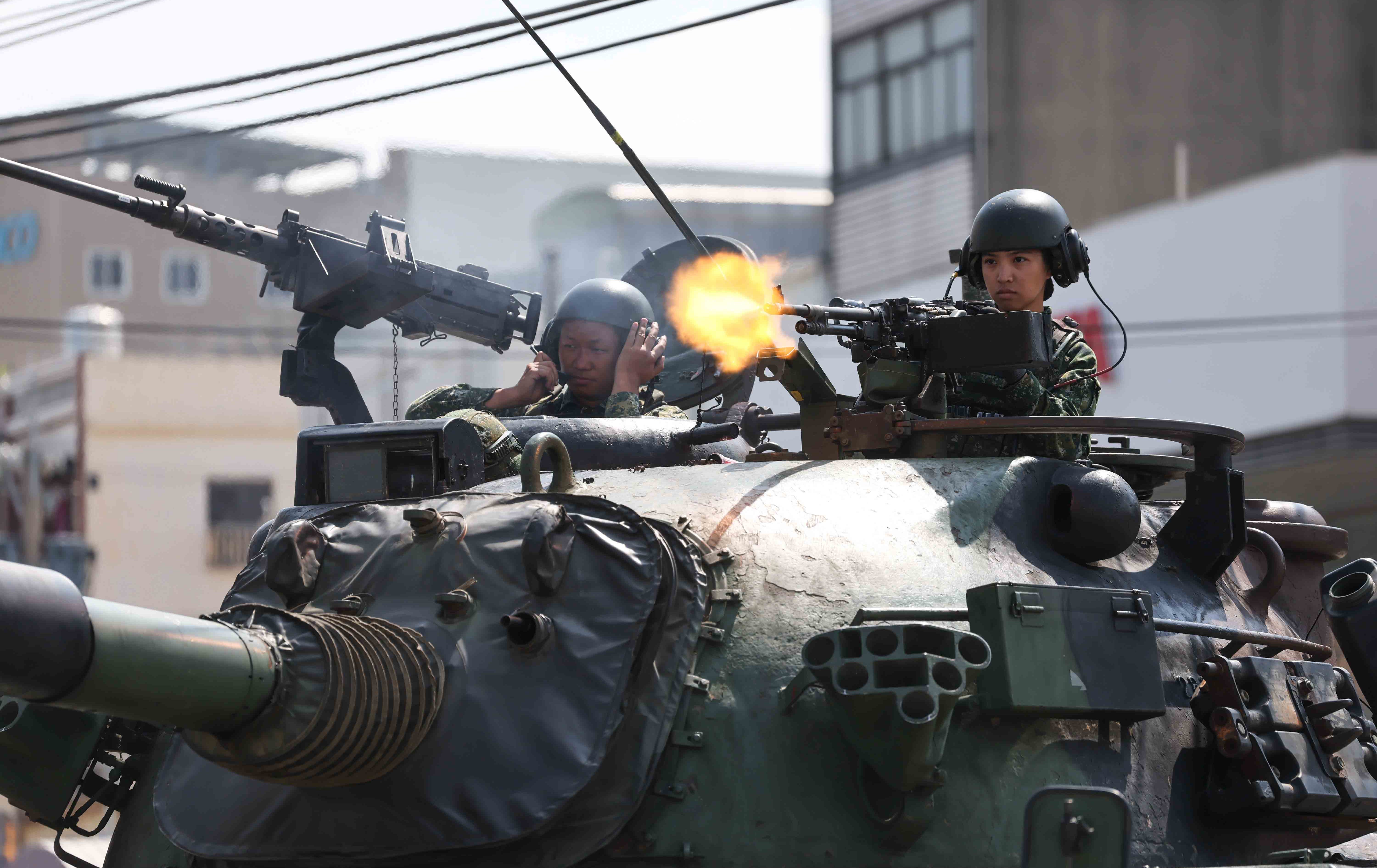 漢光演習》漢光演習女兵挑大樑 裝甲車上機槍射擊展現巾幗不讓鬚眉氣勢