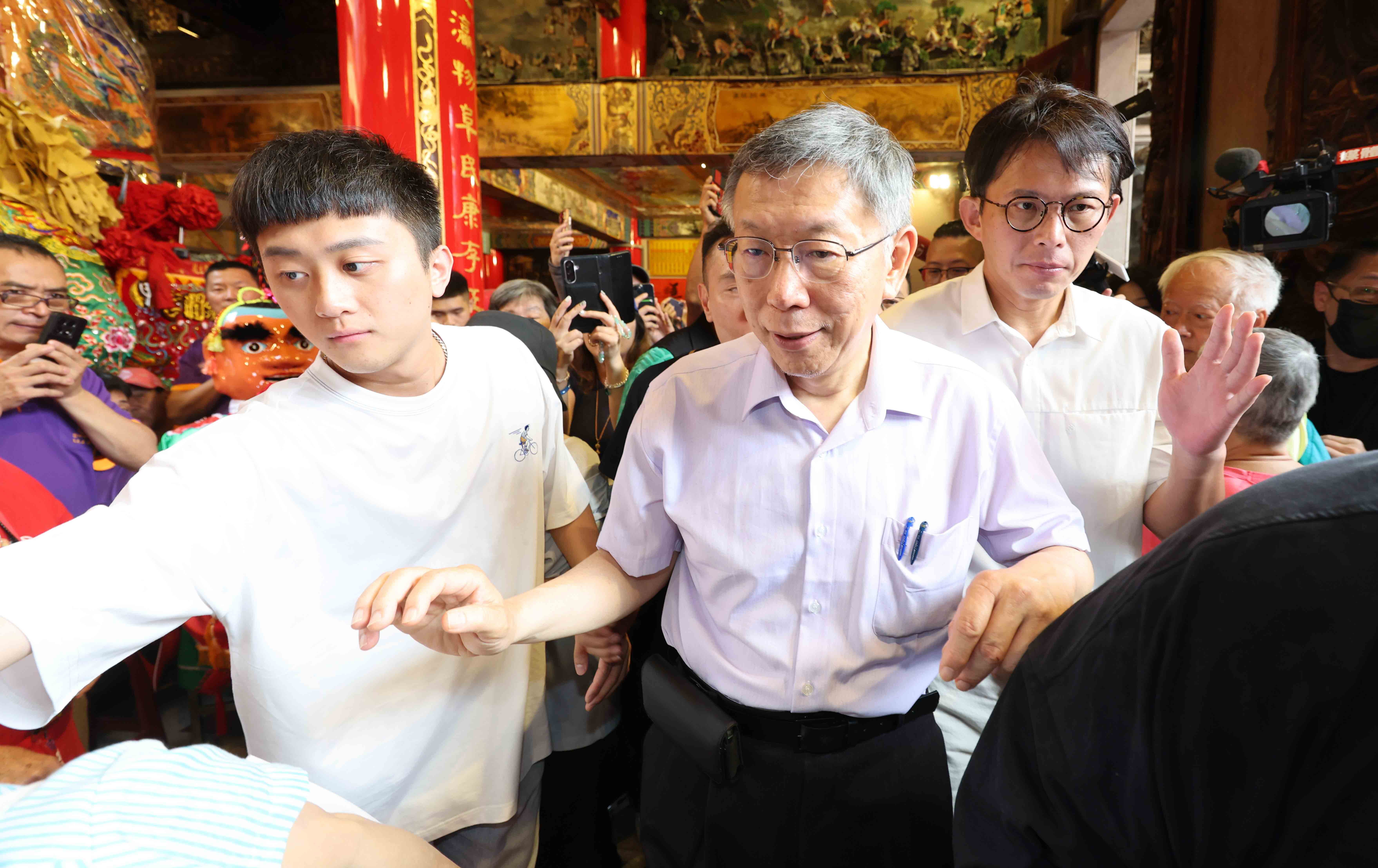 大甲媽祖今晚起駕！60萬人潮預計湧入 柯文哲、黃國昌現身參拜「闢室密談」