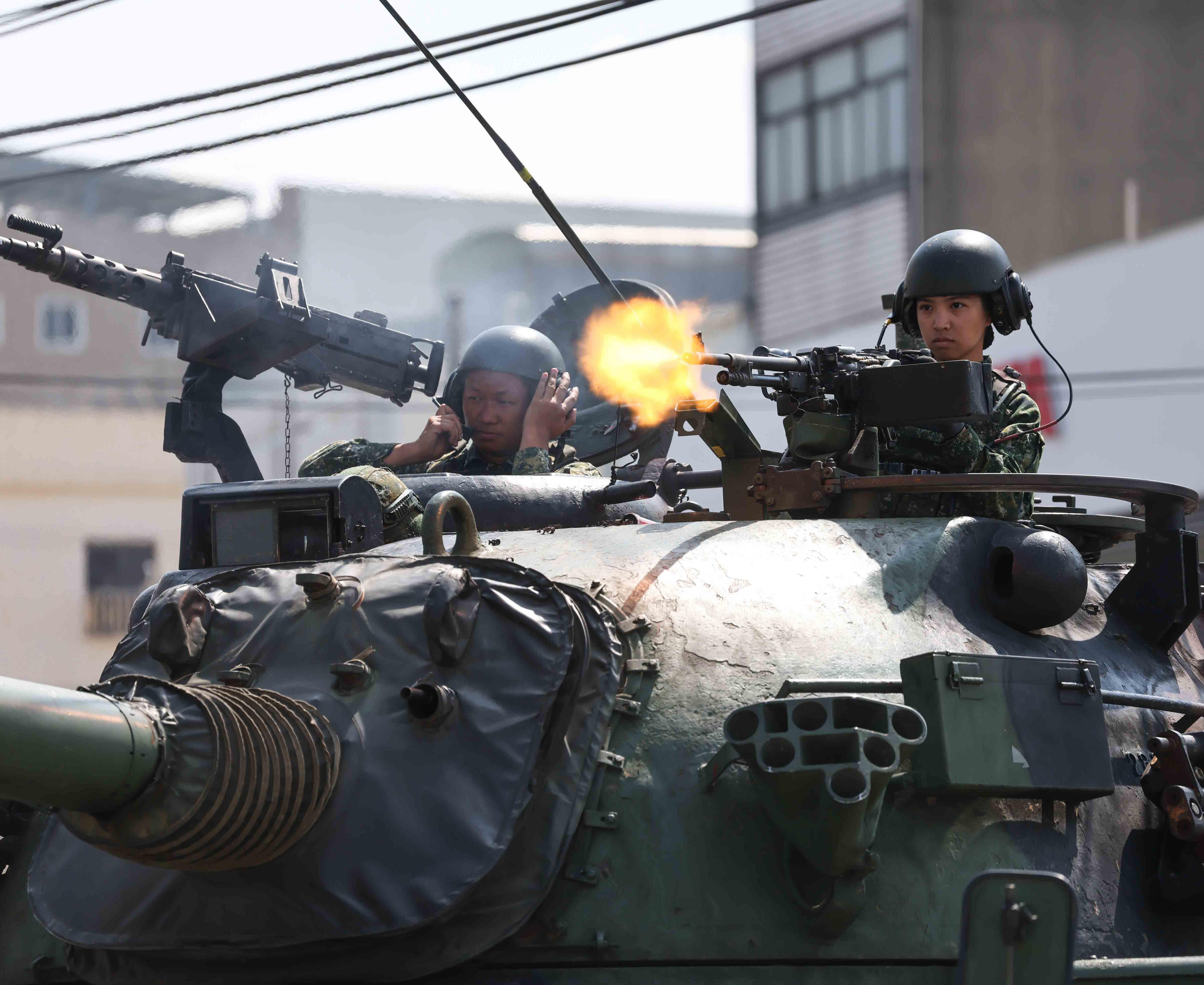 漢光演習》漢光演習女兵挑大樑 裝甲車上機槍射擊展現巾幗不讓鬚眉氣勢