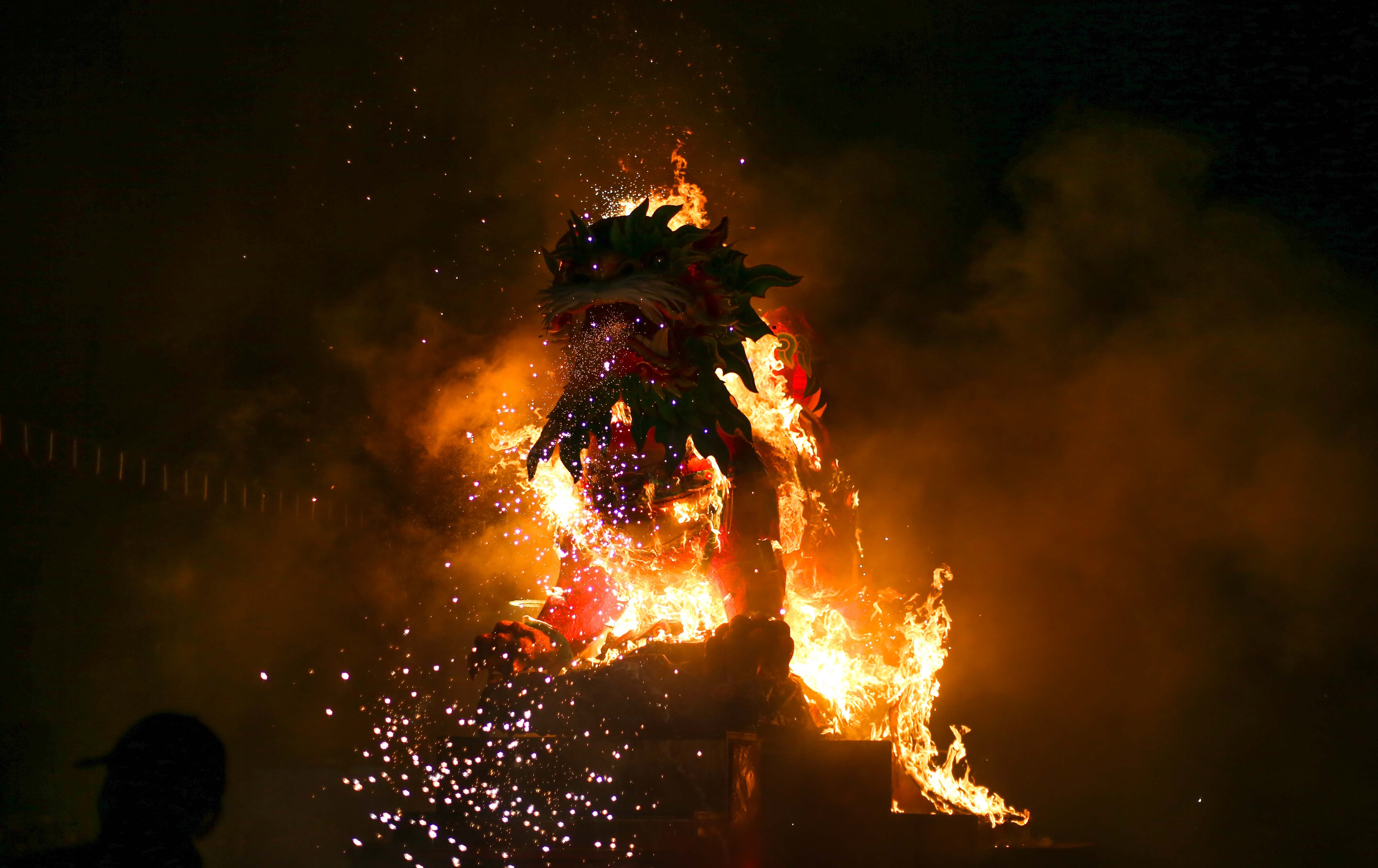 台中元宵盛事今晚登場！元保宮「9尺火獅」點燃震撼煙火，600秒璀璨夜空祈求新年平安