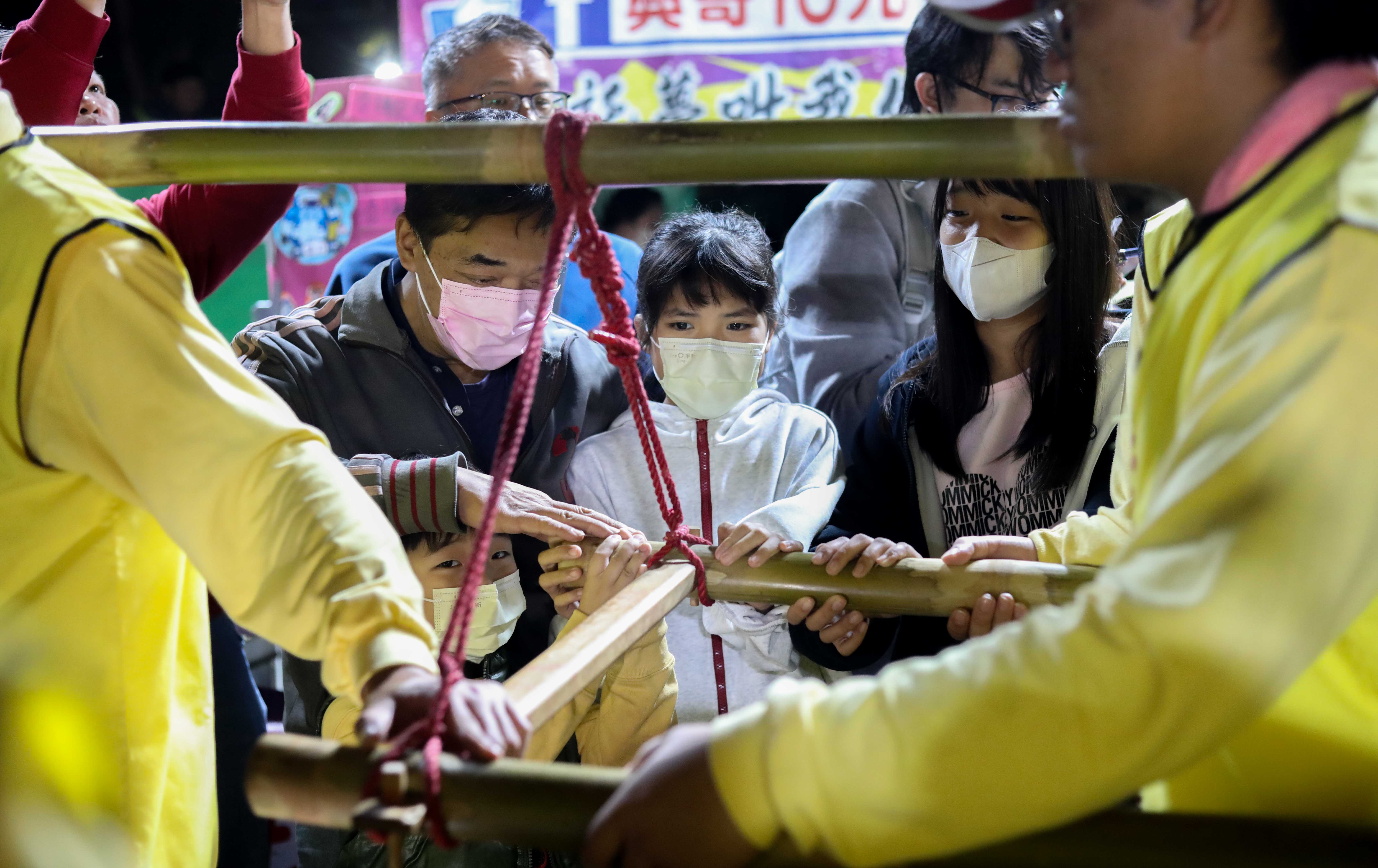 媽祖也來踅夜市！山邊媽祖鑾轎走進旱溪夜市　童聲祝福讓人潮瞬間靜止