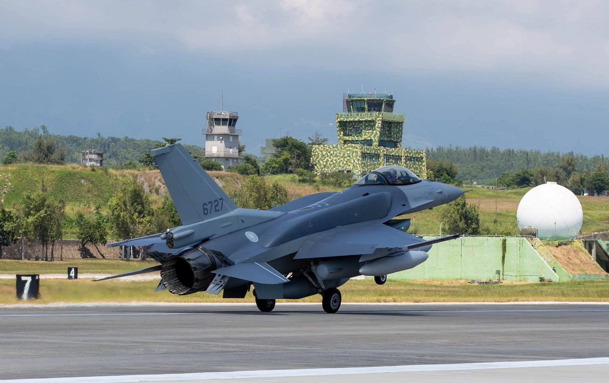 首批F-16V BLK70戰機飛抵台東 總統府：展現自我防衛決心與深化台美安全合作
